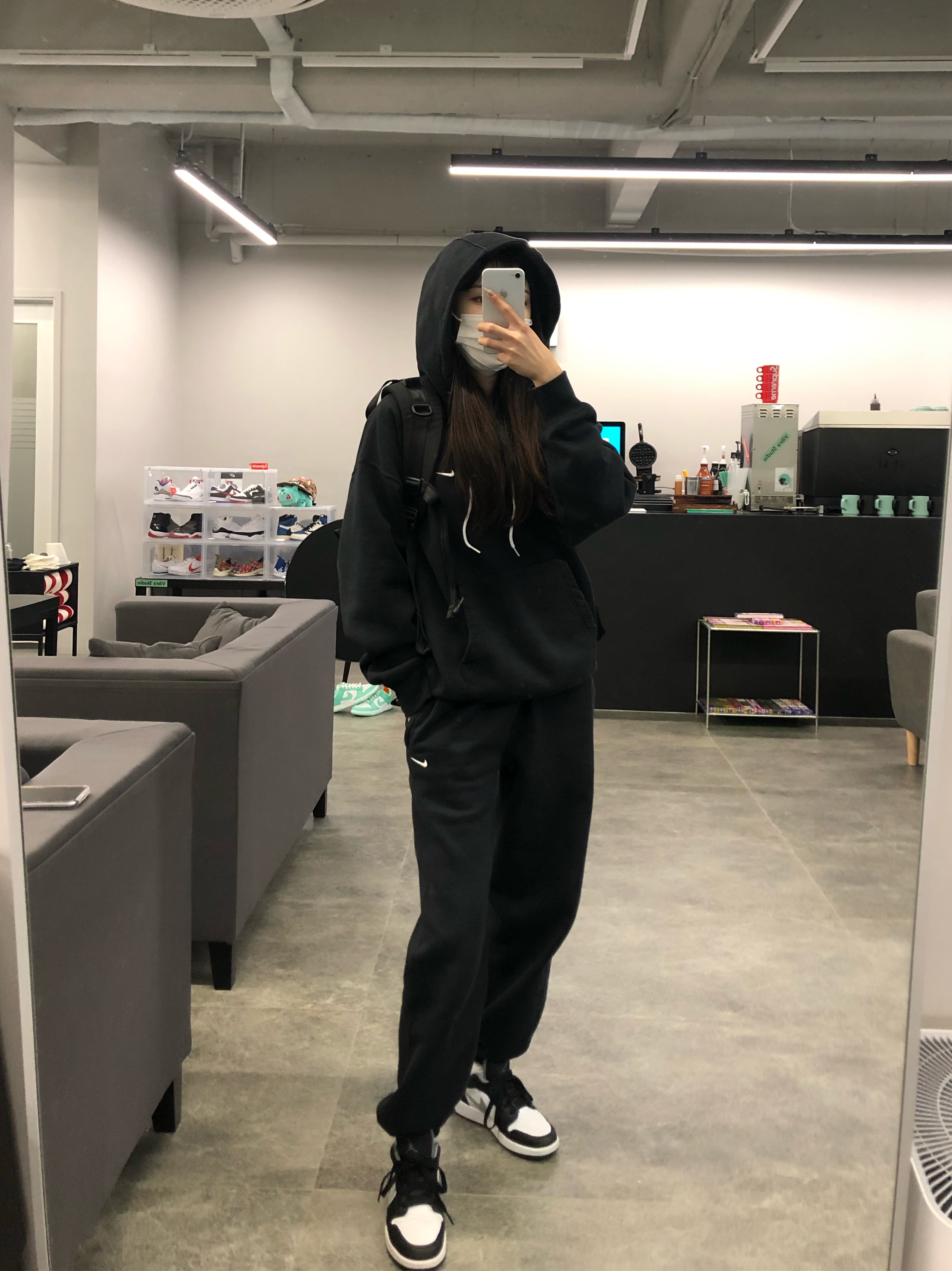 (GS) Jordan 1 Low Black Particle Grey, Nike NRG Solo Swoosh Fleece Hoodie Black White - Asia 착용 스타일 - 1