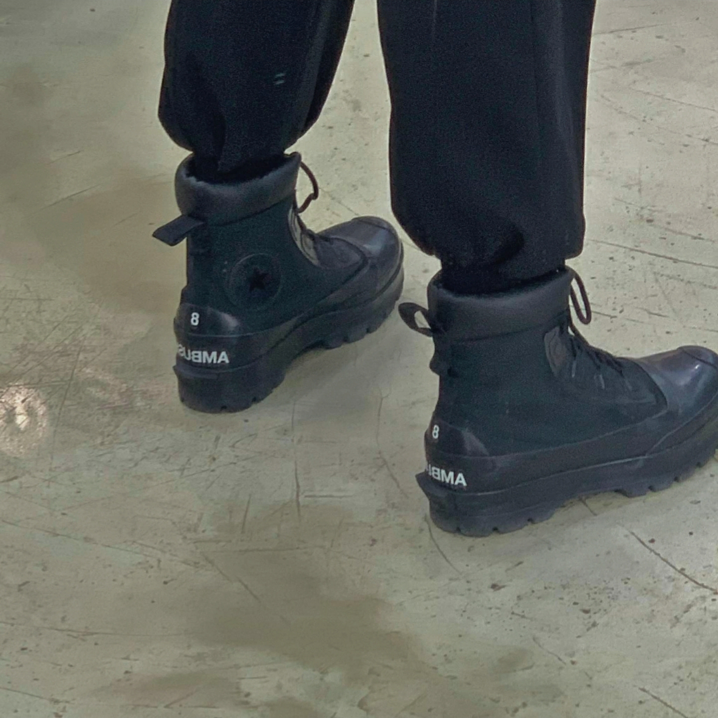 Converse x Ambush Chuck Taylor All Star Duck Boot Black 착용 스타일 - 4