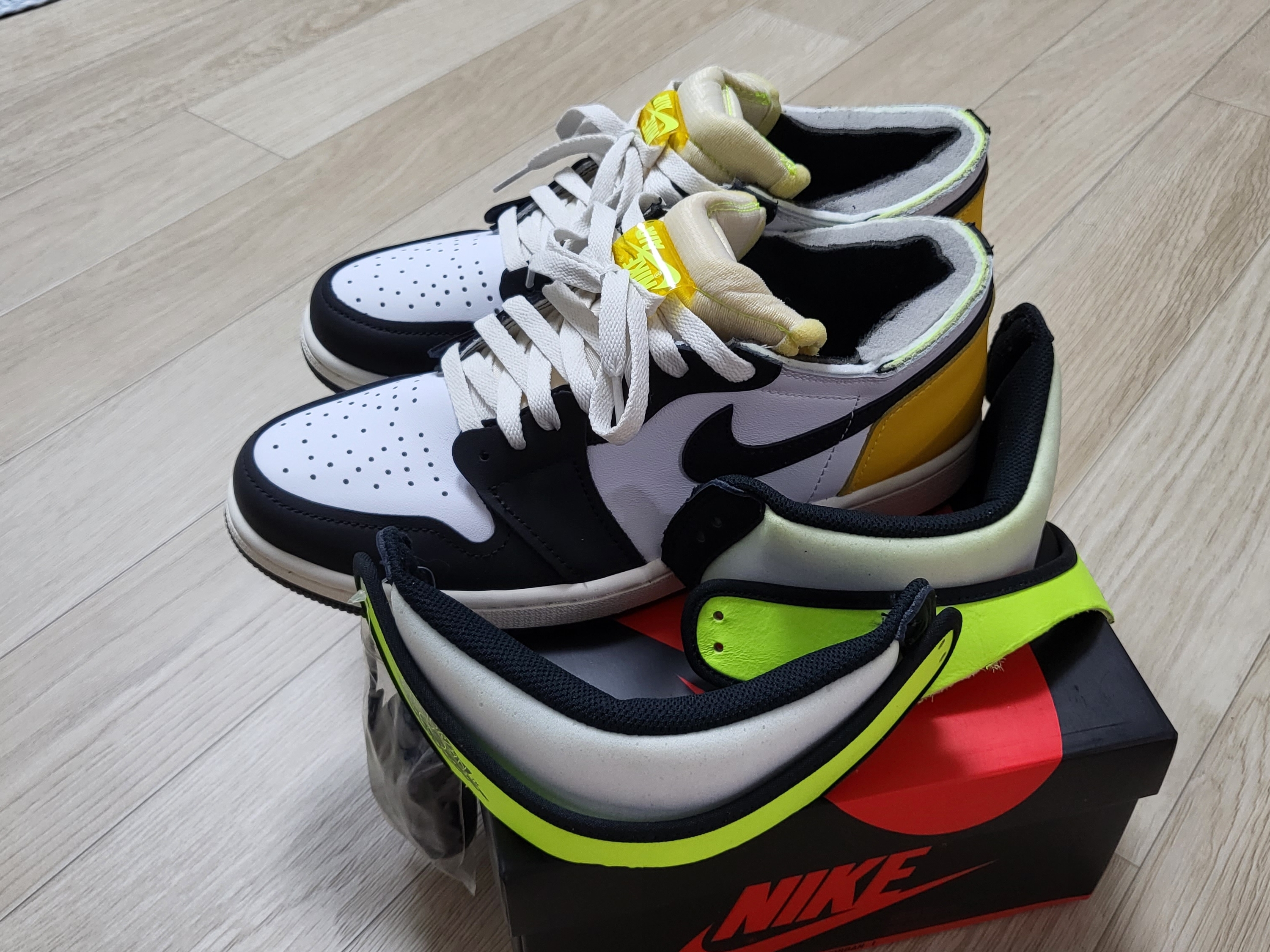 Jordan 1 Retro High OG Volt Gold 착용 스타일 - 1