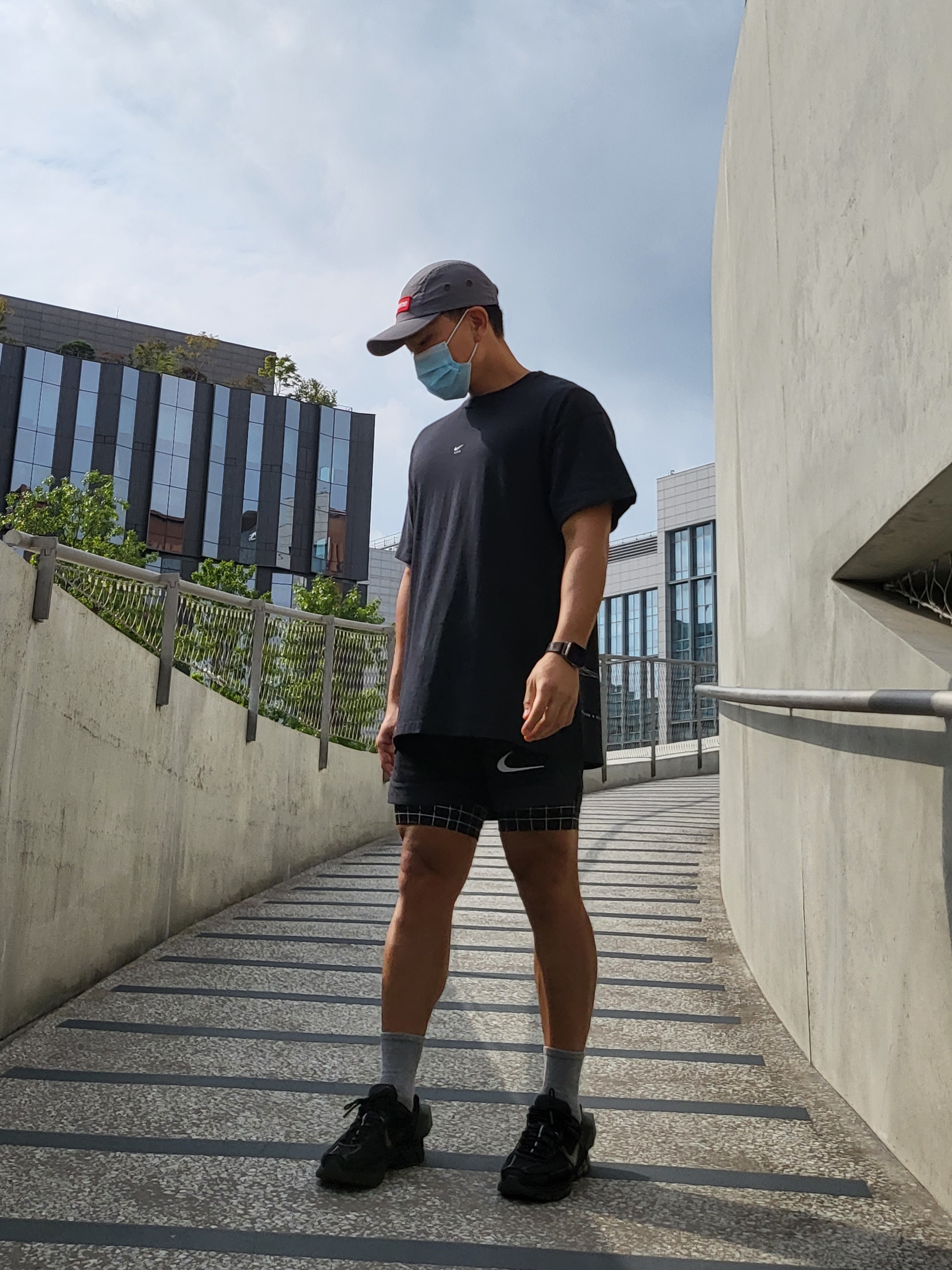 Supreme Military Camp Cap Grey - 21SS, Nike x Matthew M Williams NRG SE S/S T-Shirt Black 착용 스타일 - 1