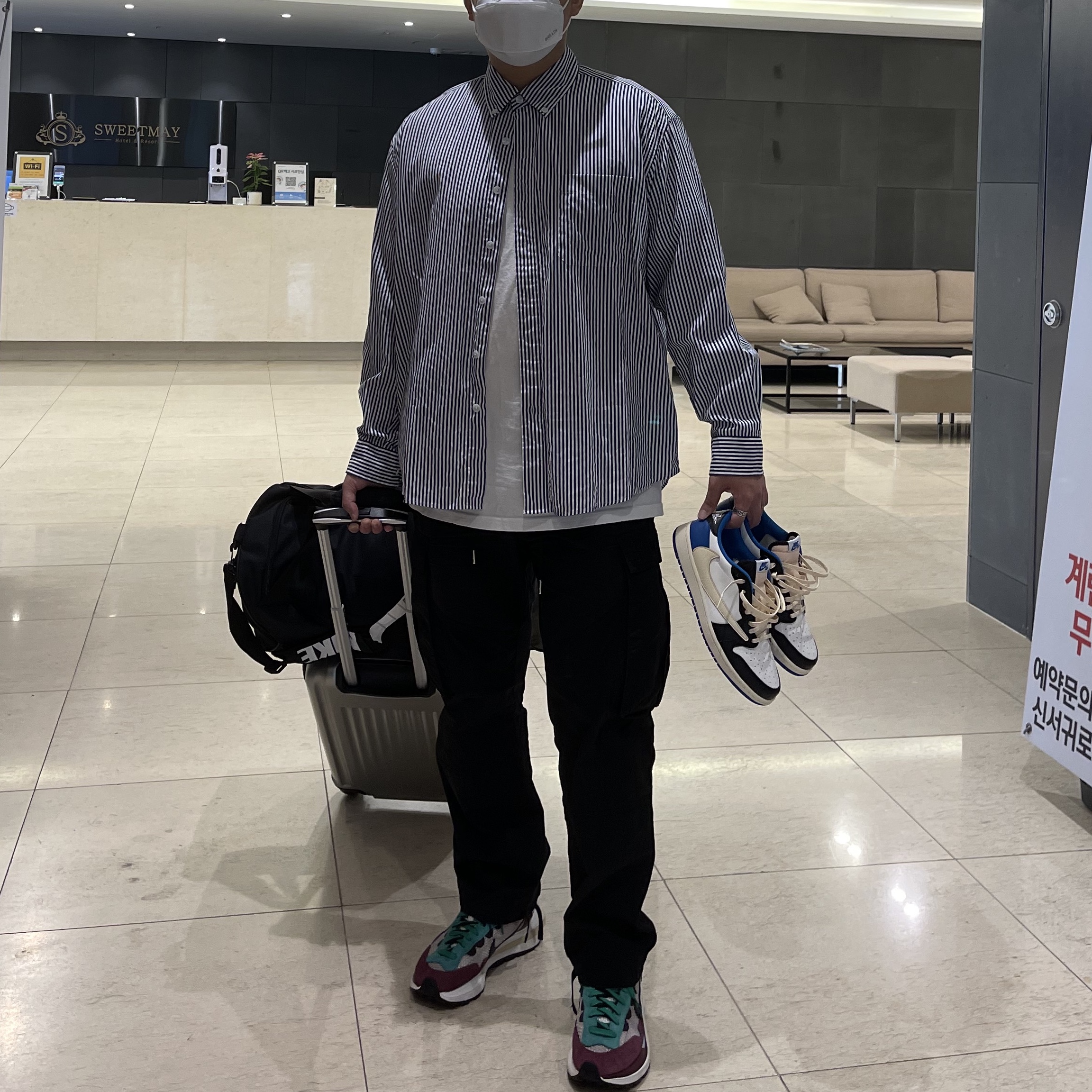Jordan 1 x Travis Scott x Fragment Retro Low OG SP Military Blue, Nike x Sacai VaporWaffle String & Black Villain Red 착용 스타일
