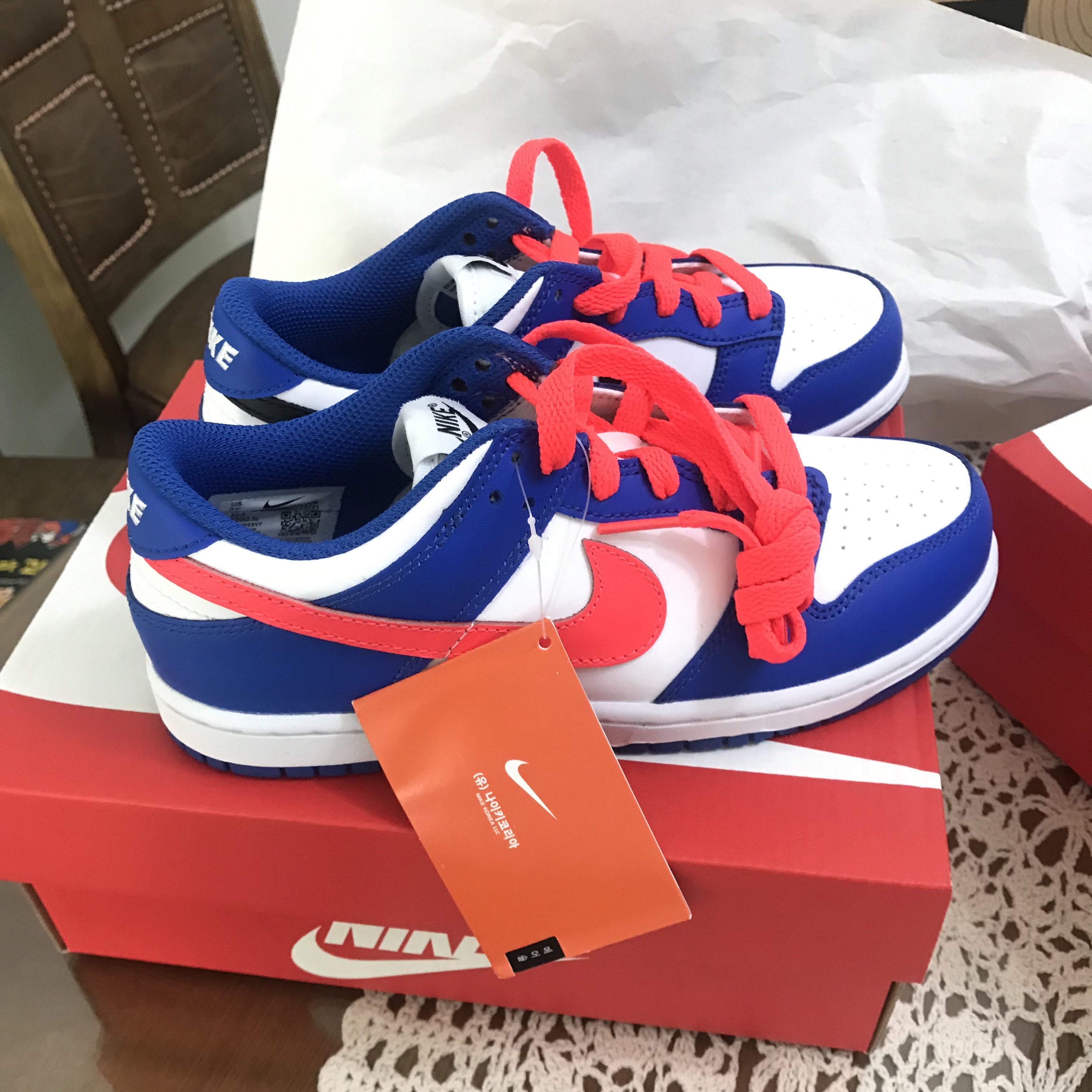 (W) Nike Dunk Low Black, (PS) Nike Dunk Low Bright Crimson Game Royal 착용 스타일 - 4