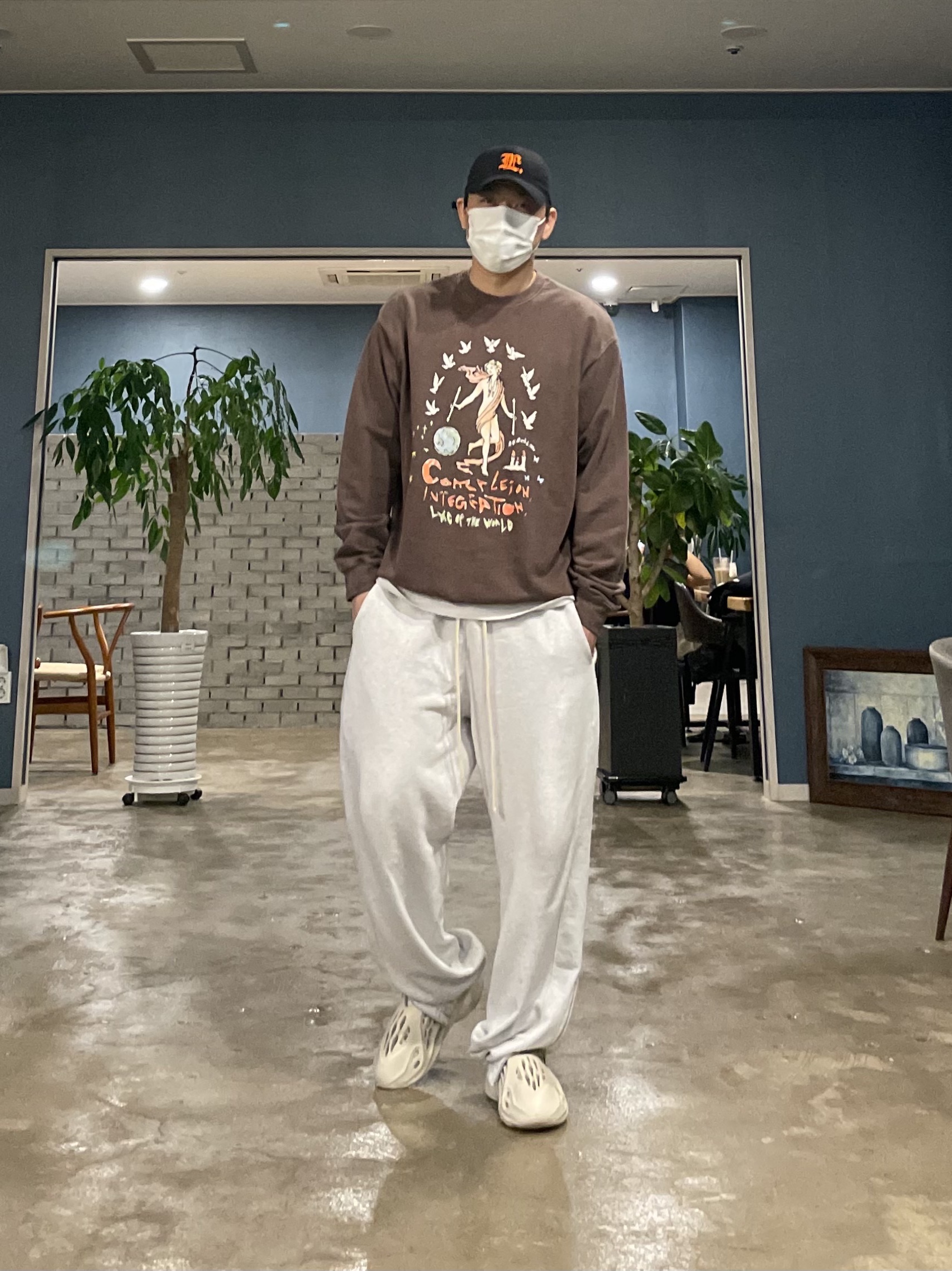 Adidas Yeezy Foam RNNR Sand 착용 스타일 - 1