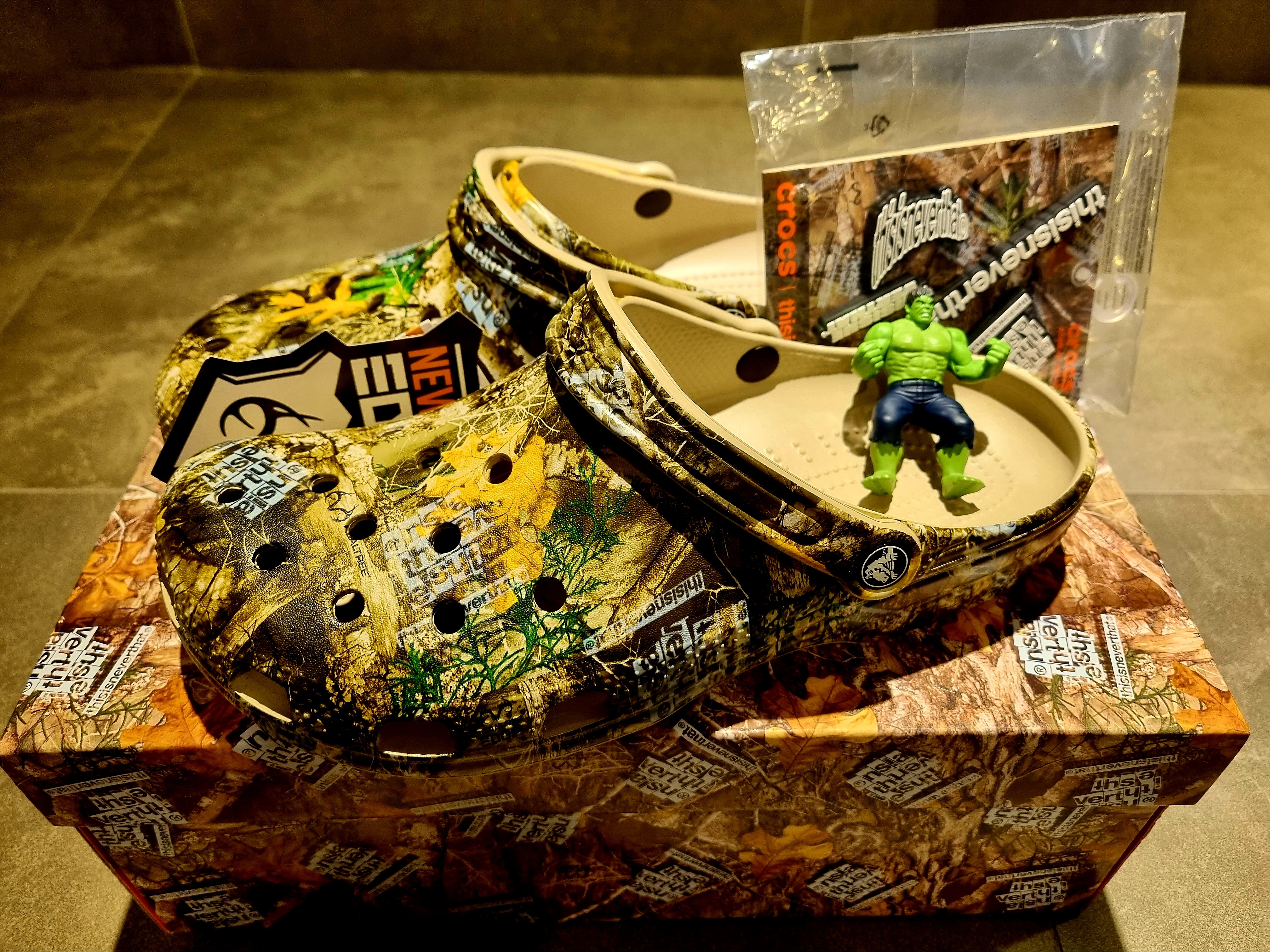 Crocs x Thisisneverthat Classic Clog Walnut 착용 스타일 - 2