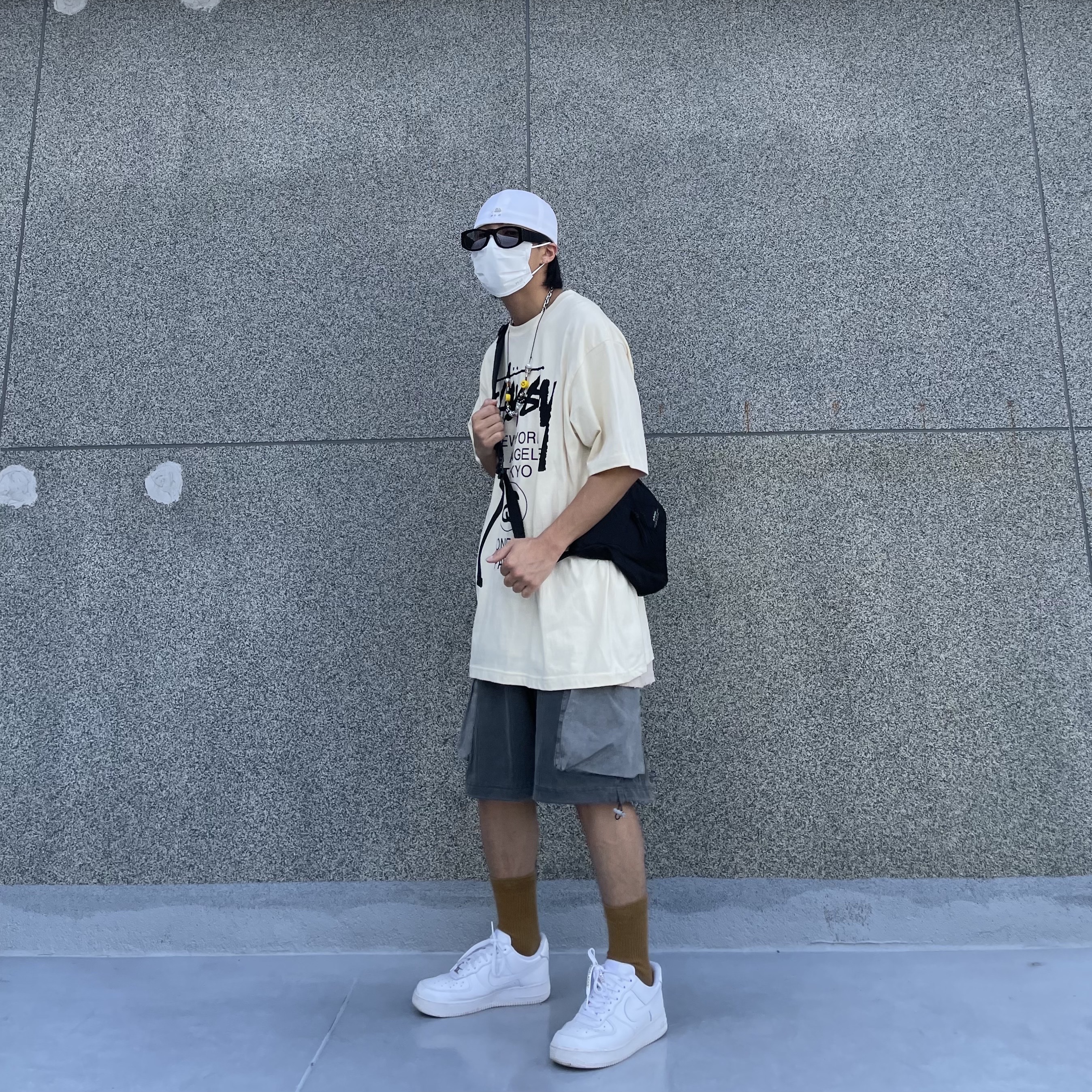 Stussy World Tour T-Shirt Pale Yellow 2021, Nike Air Force 1 '07 Low White 착용 스타일 - 1
