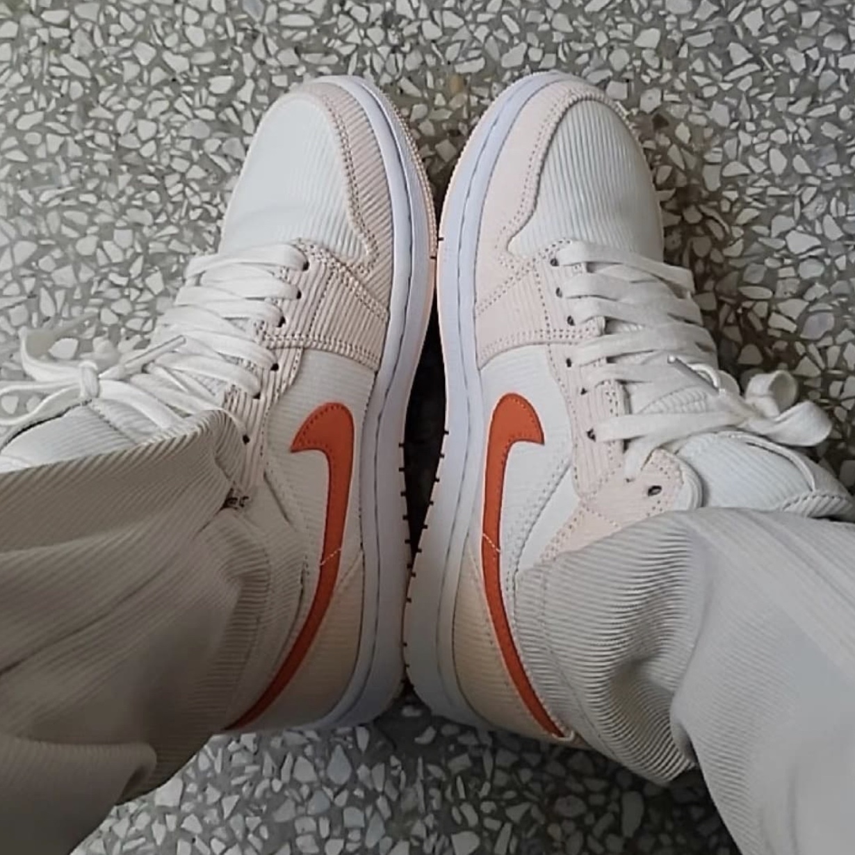 (W) Jordan 1 Mid SE Corduroy 착용 스타일 - 1