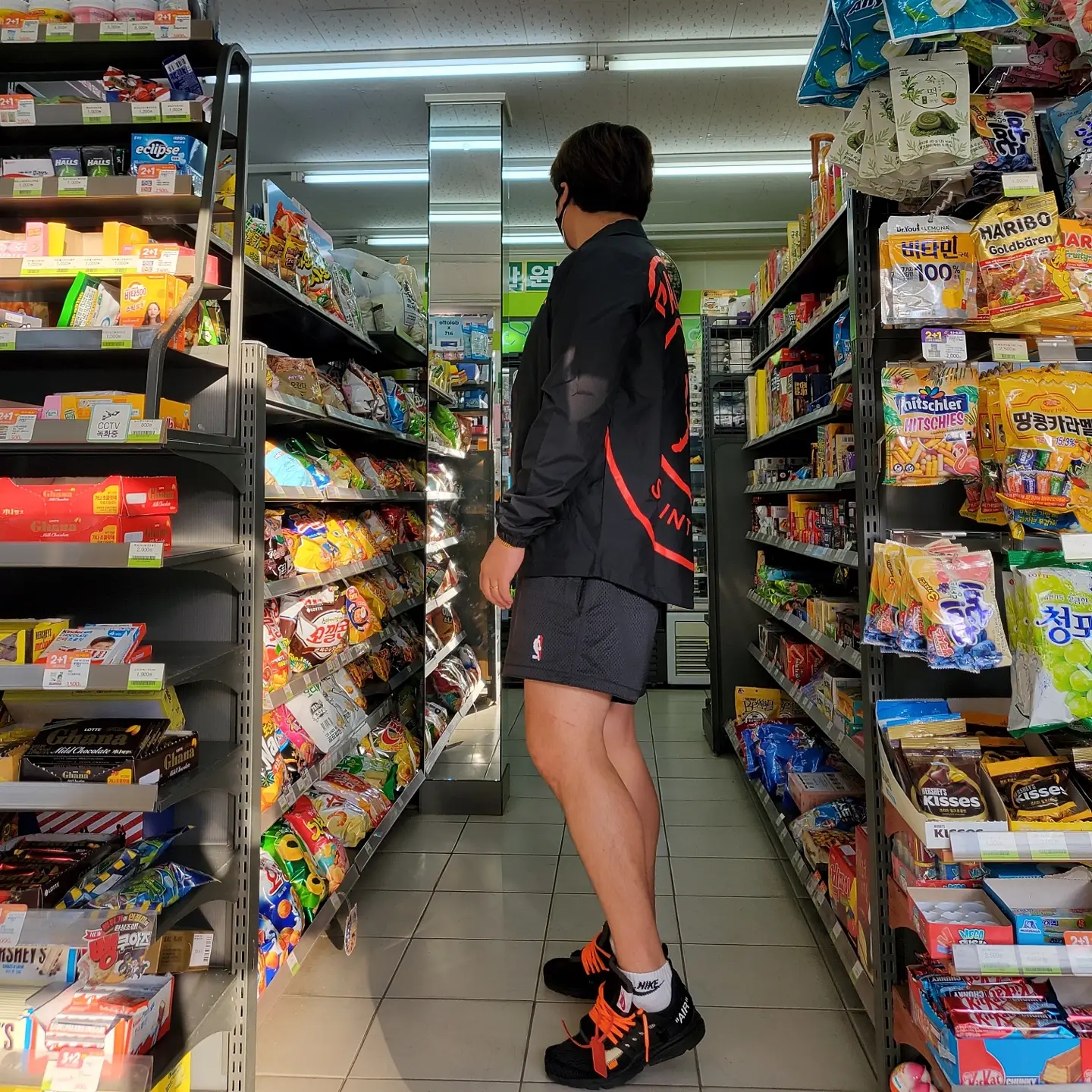 Jordan x Paris Saint-Germain Coach Jacket Black Infrared, Nike x Off-White Air Presto Black 착용 스타일 - 1