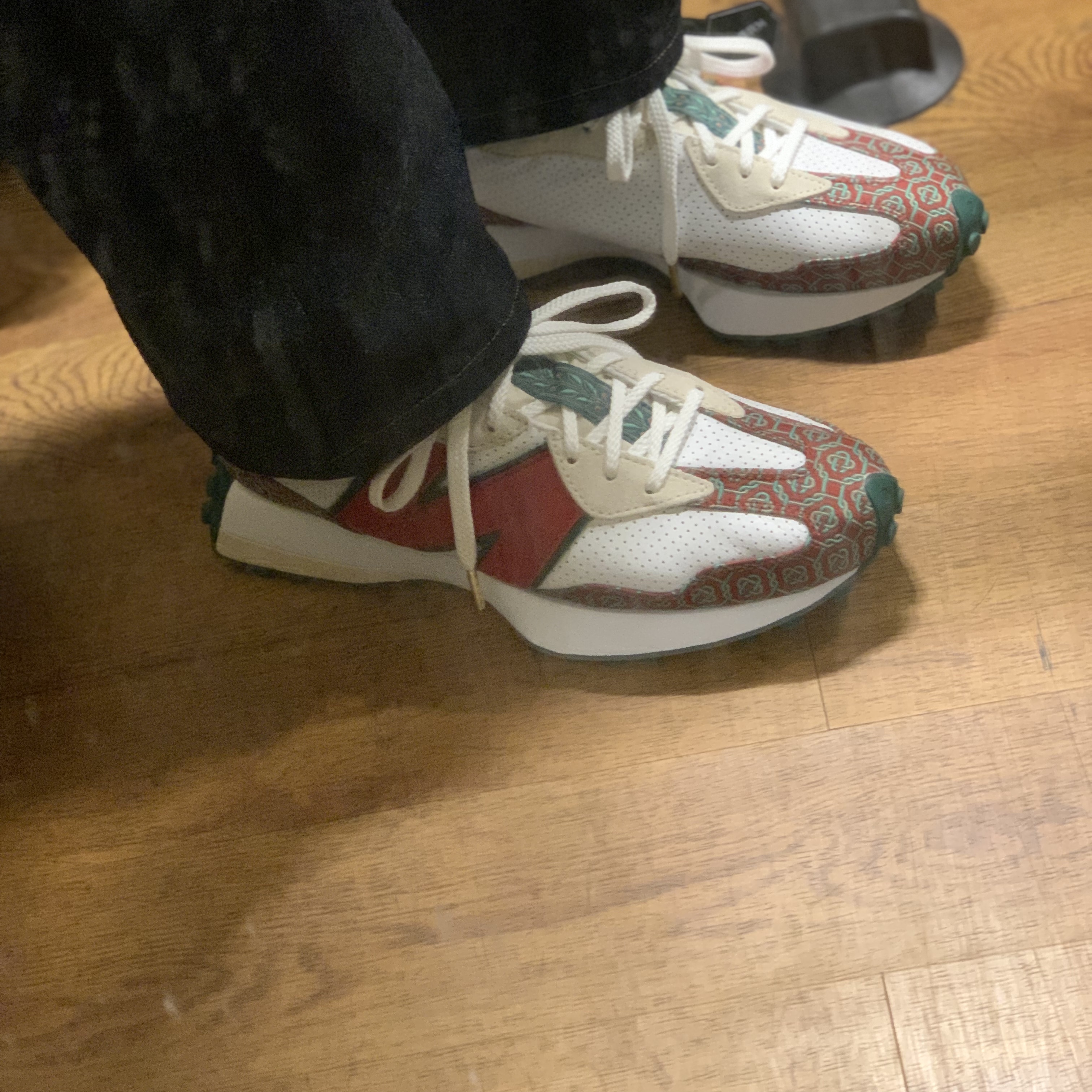 New Balance x Casablanca 327 Idealist Monogram Red Green 착용 스타일 - 4