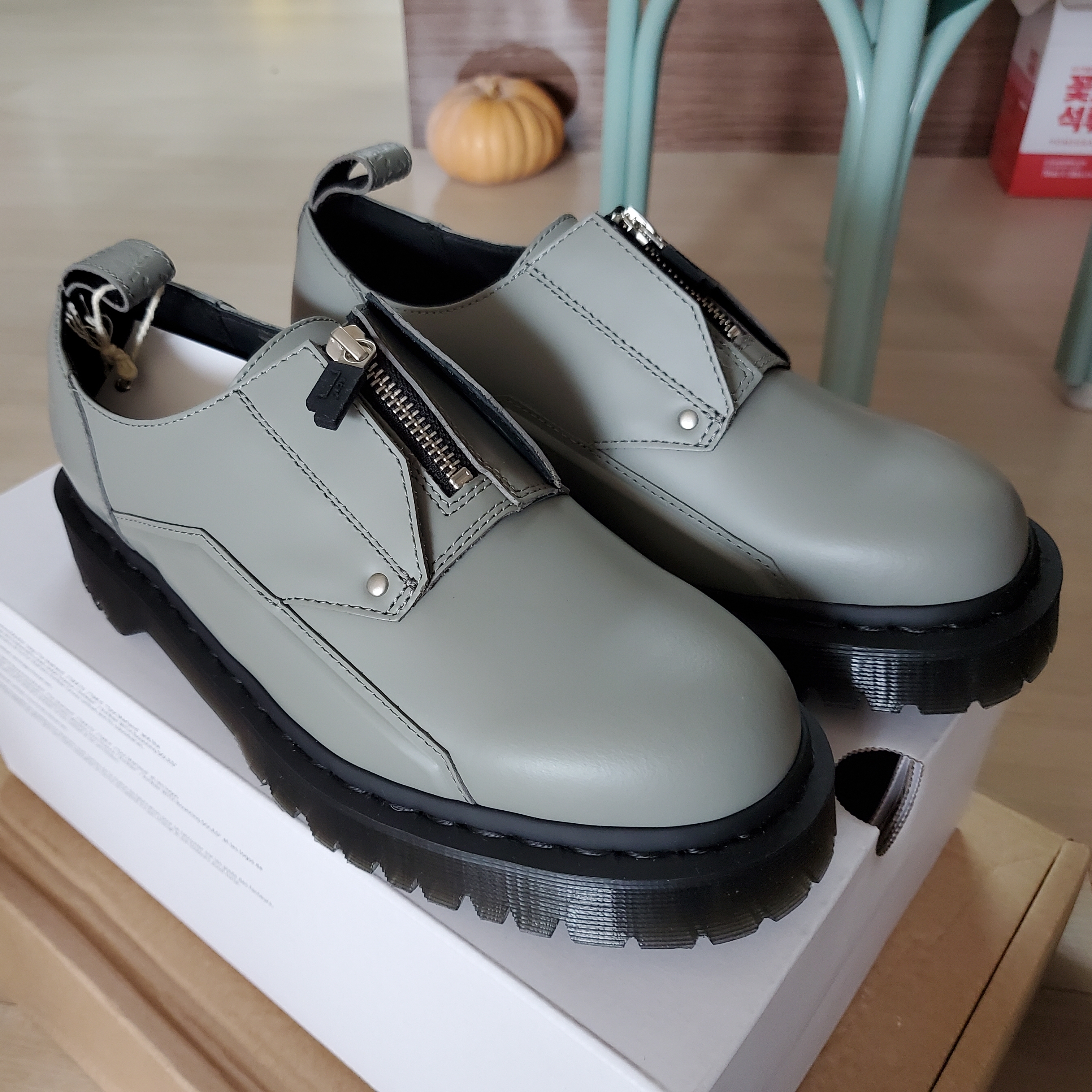 Dr. Martens x A-Cold-Wall 1461 Bex Grey Smooth 착용 스타일 - 1