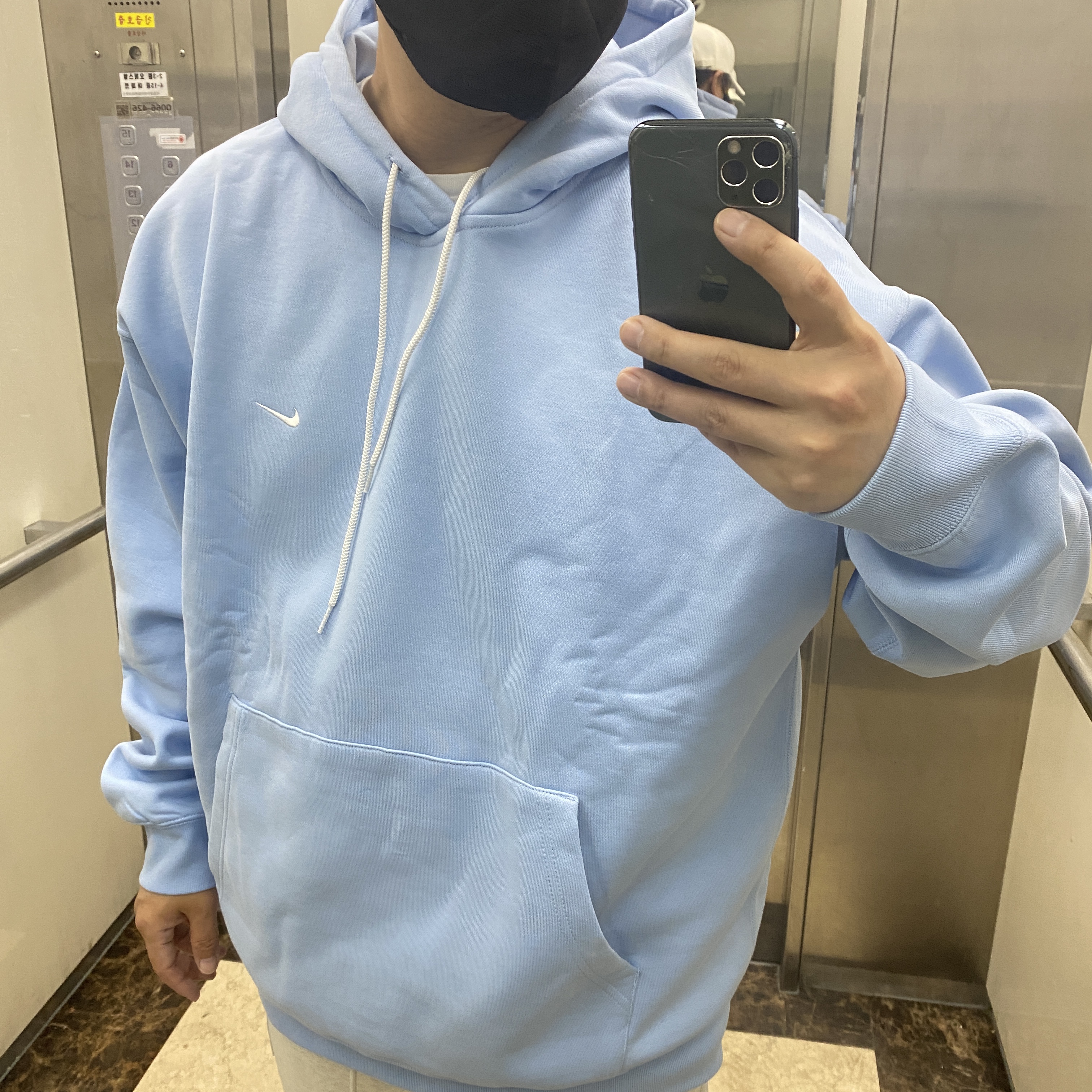 Jordan 1 Retro High OG University Blue, Nike NRG Solo Swoosh Fleece Hoodie Psychic Blue - US/EU 착용 스타일 - 3