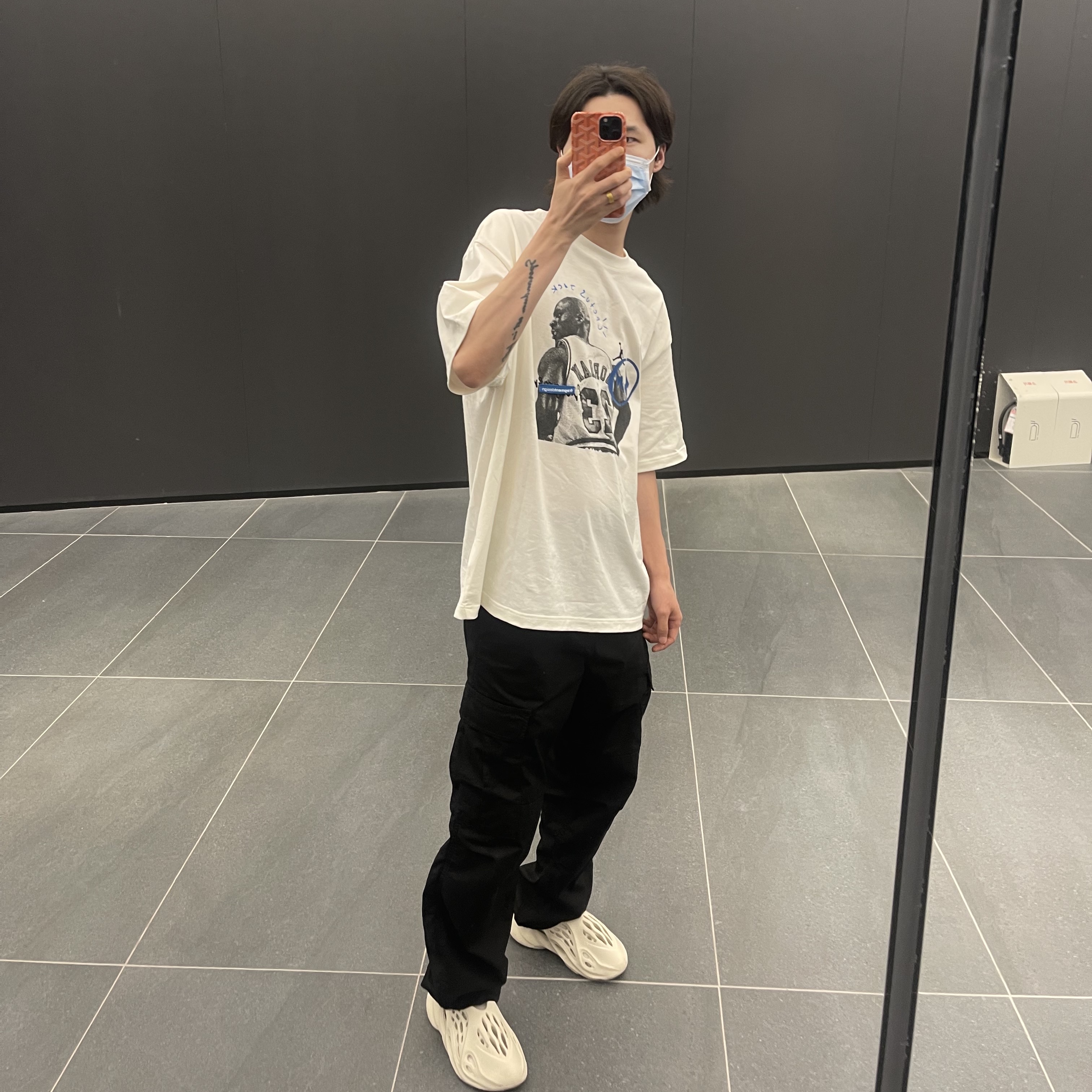 Adidas Yeezy Foam RNNR Sand, Jordan x Travis Scott x Fragment T-Shirt Sail (DJ0619-133) 착용 스타일