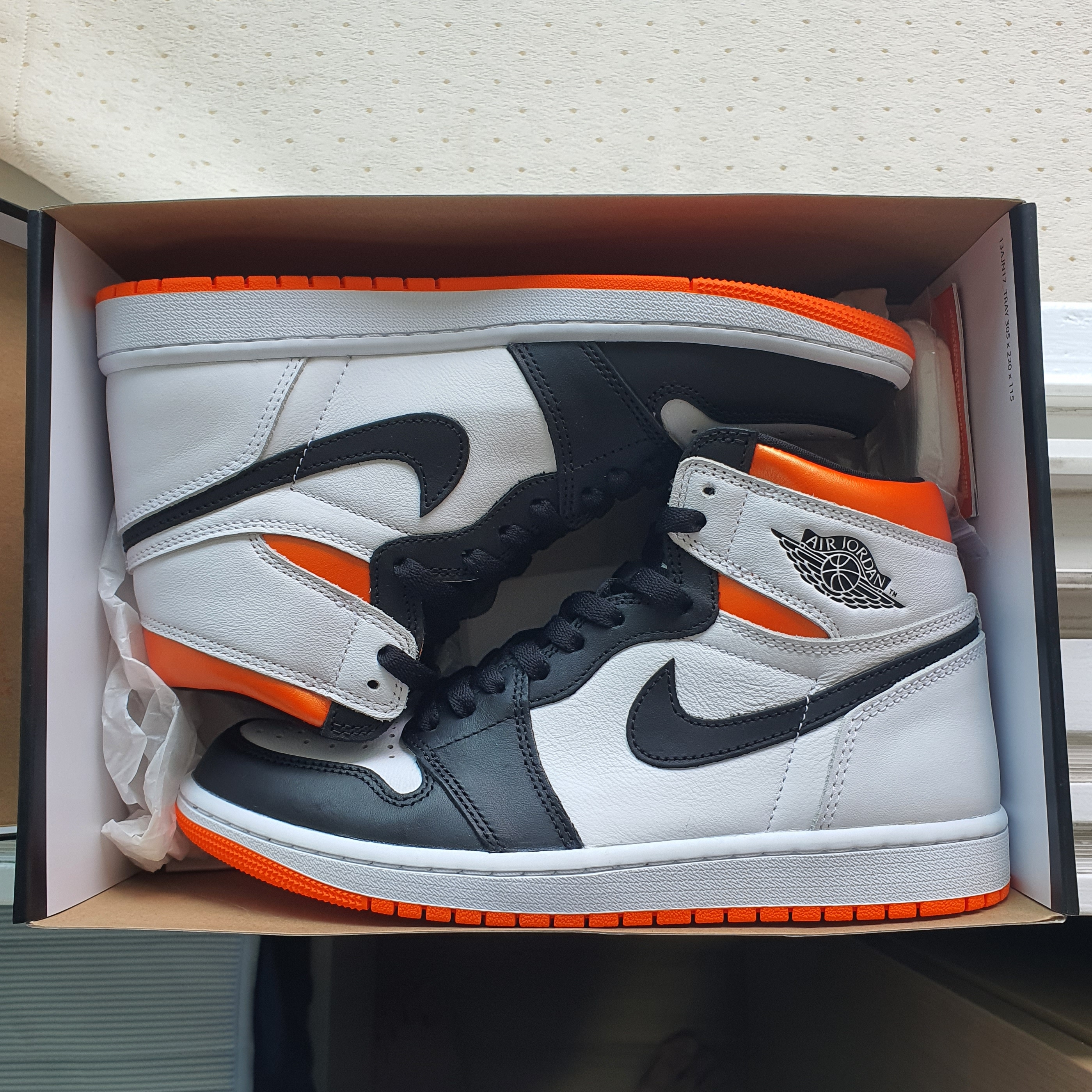 Jordan 1 Retro High OG Electro Orange 착용 스타일