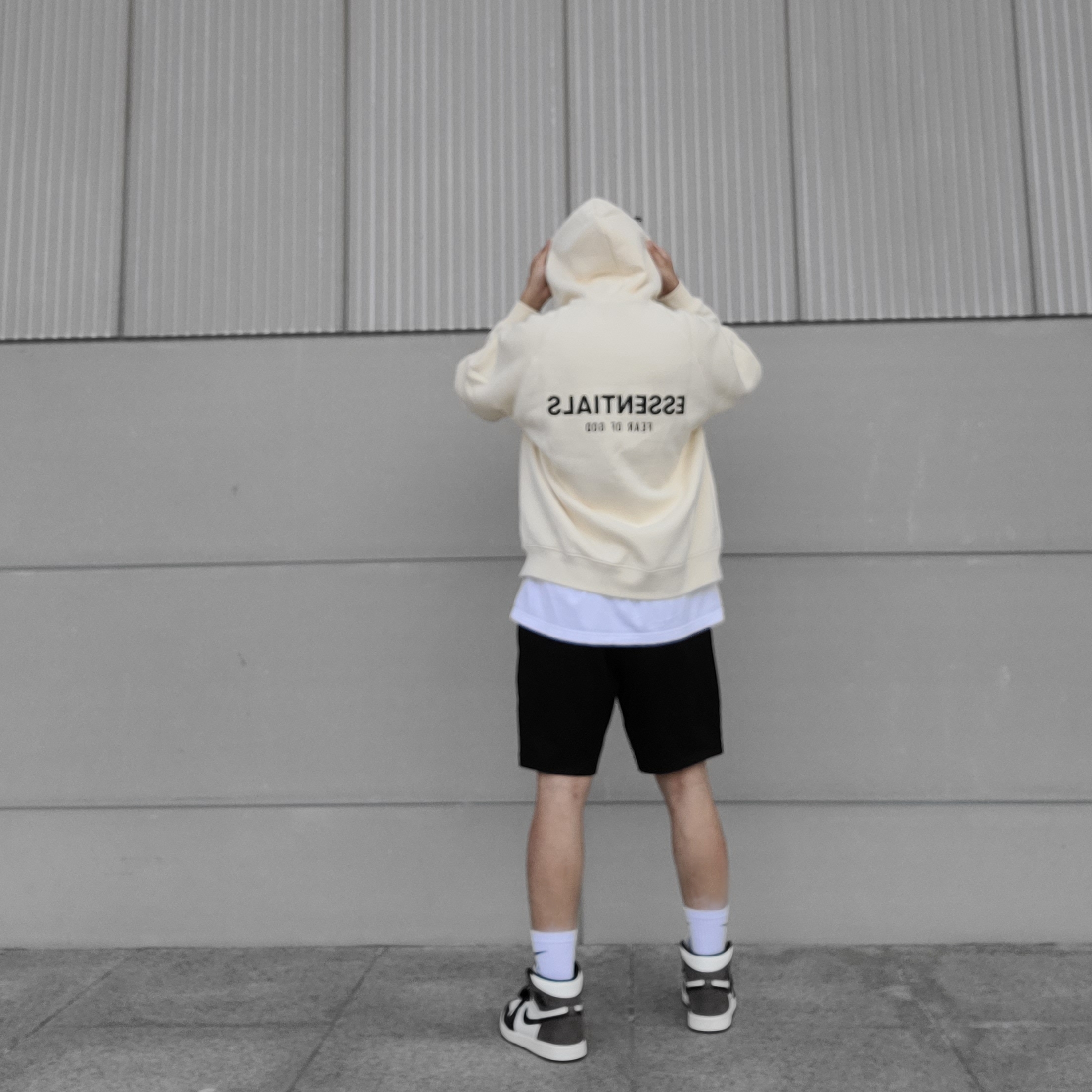 Essentials Pull-Over Hoodie Cream - 21SS, Jordan 1 Retro High OG Black Mocha 착용 스타일
