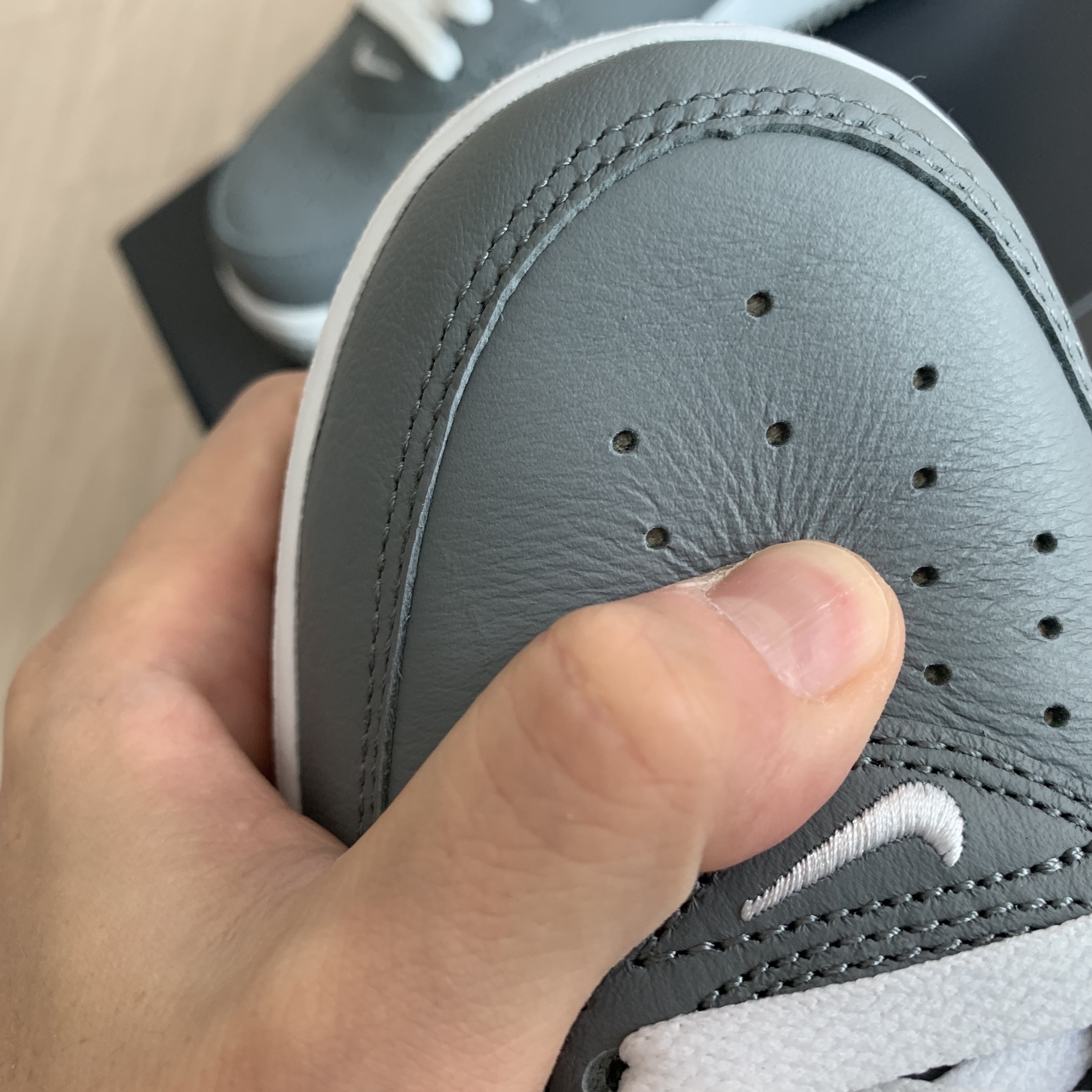 Nike Air Force 1 Mid QS NYC Cool Grey 착용 스타일 - 3