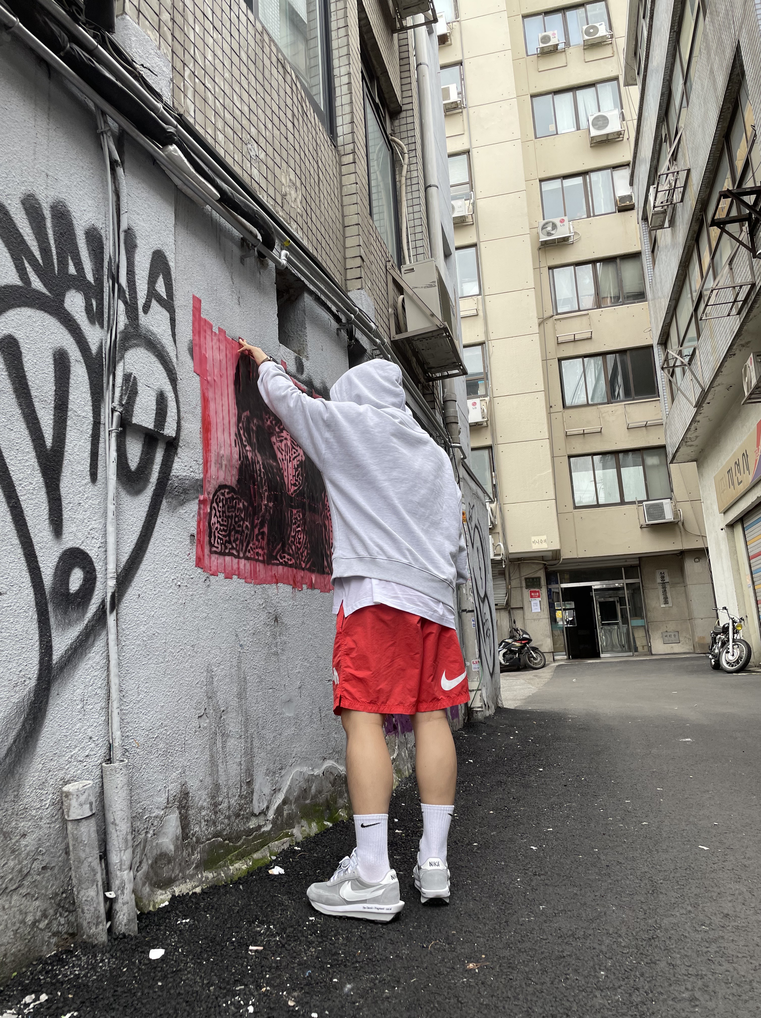 Supreme Frayed Logos Denim Camp Cap Blue - 21SS, Nike x Sacai x Fragment LDWaffle Light Smoke Grey 착용 스타일 - 3