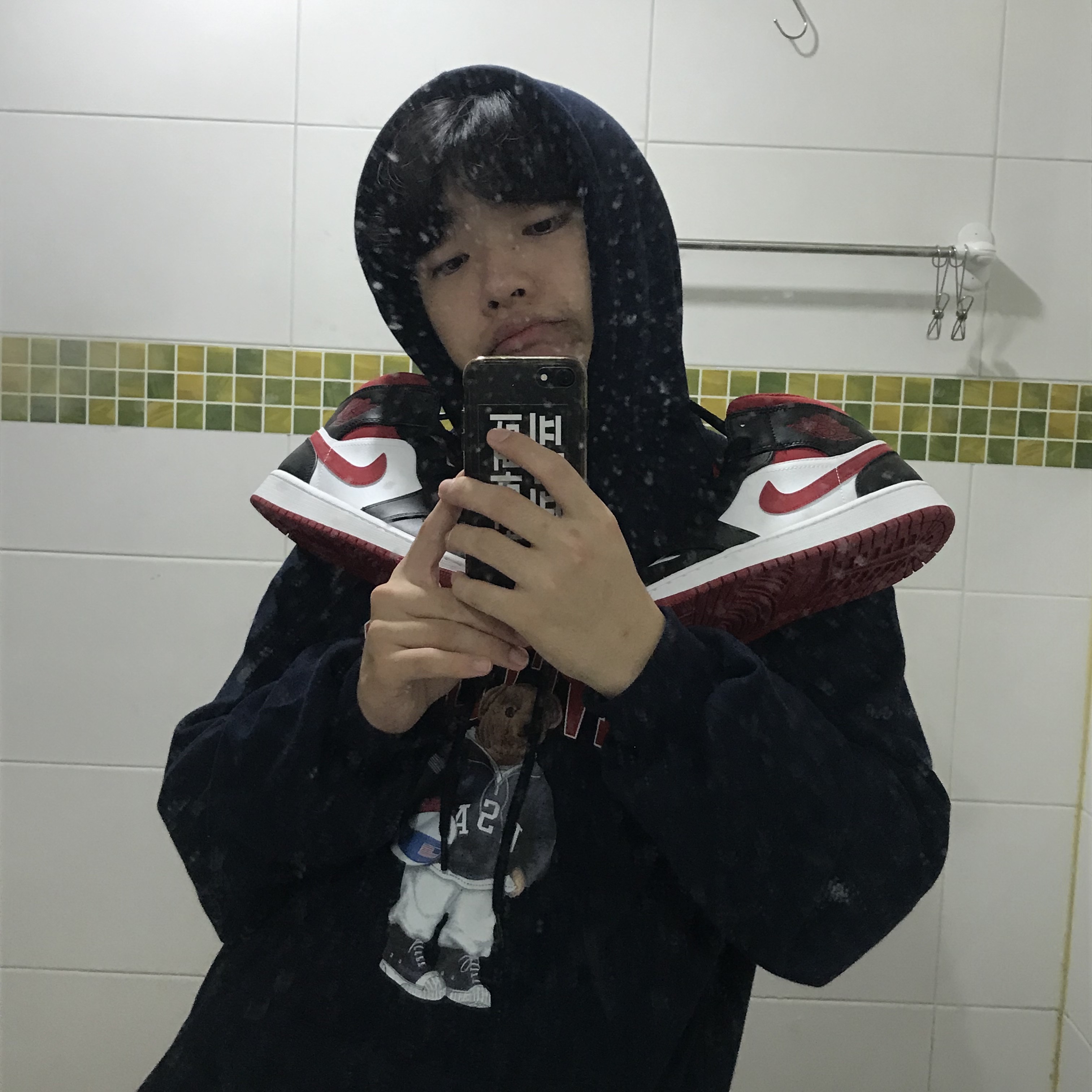 Jordan 1 Mid Gym Red Black White 착용 스타일 - 3