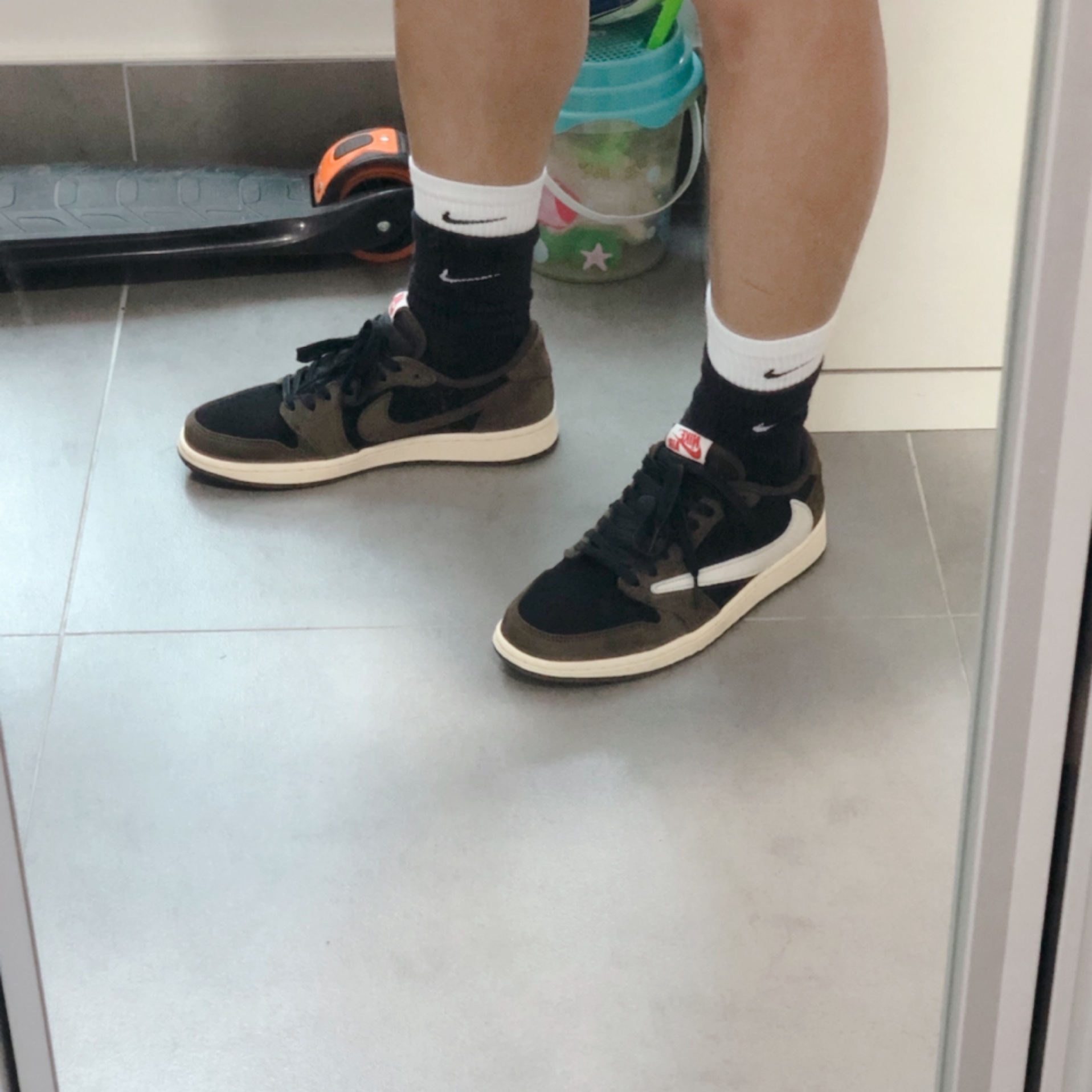 Jordan 1 x Travis Scott Retro Low OG SP Mocha, Nike ACG Cargo Shorts Ironstone - Asia 착용 스타일 - 2
