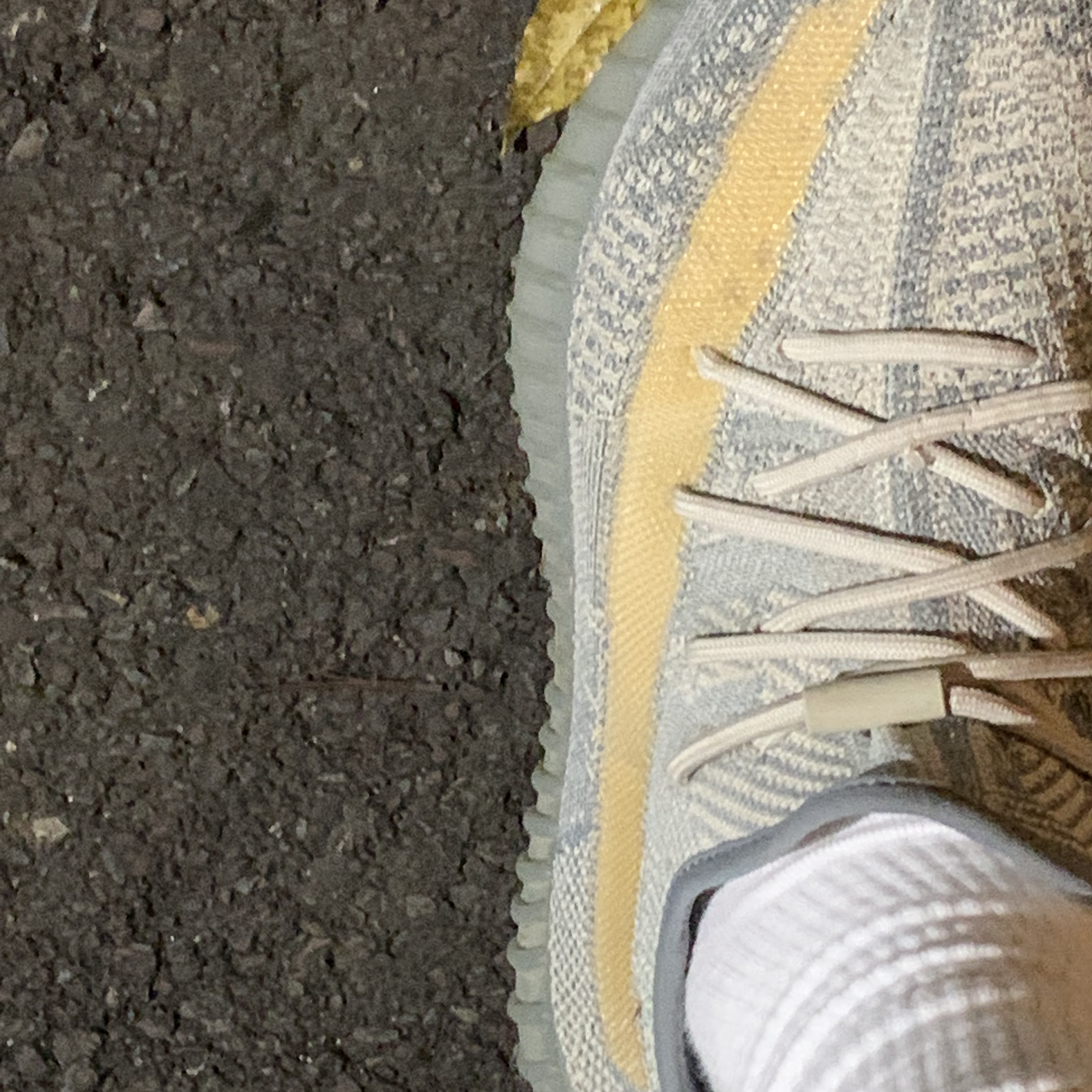Adidas Yeezy Boost 350 V2 Israfil 착용 스타일
