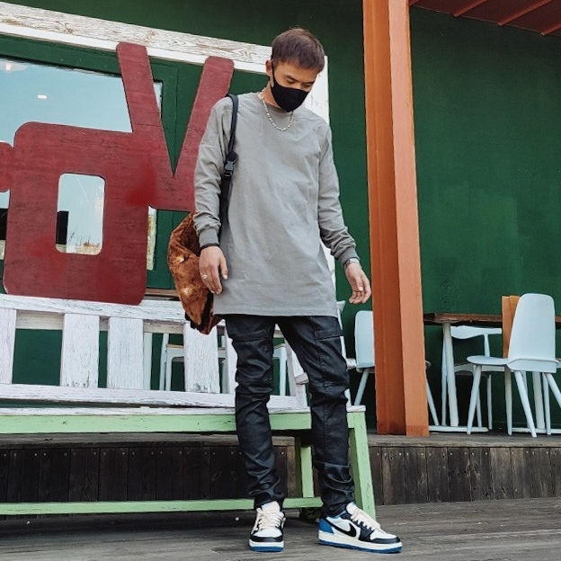 Jordan 1 x Travis Scott x Fragment Retro Low OG SP Military Blue, Supreme x Stone Island Painted Camo Nylon Shoulder Bag Coral - 20FW 착용 스타일