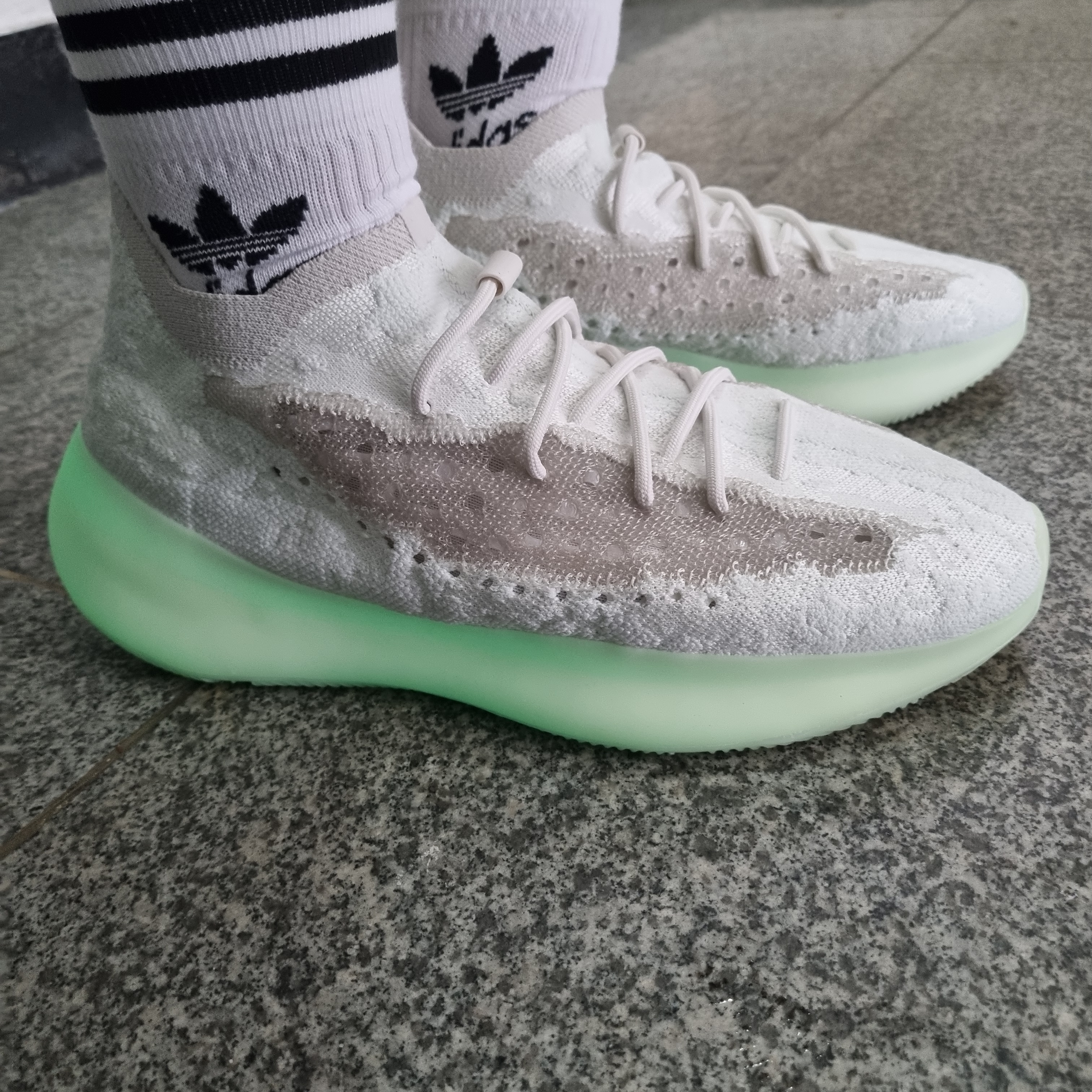 Adidas Yeezy Boost 380 Calcite Glow 착용 스타일