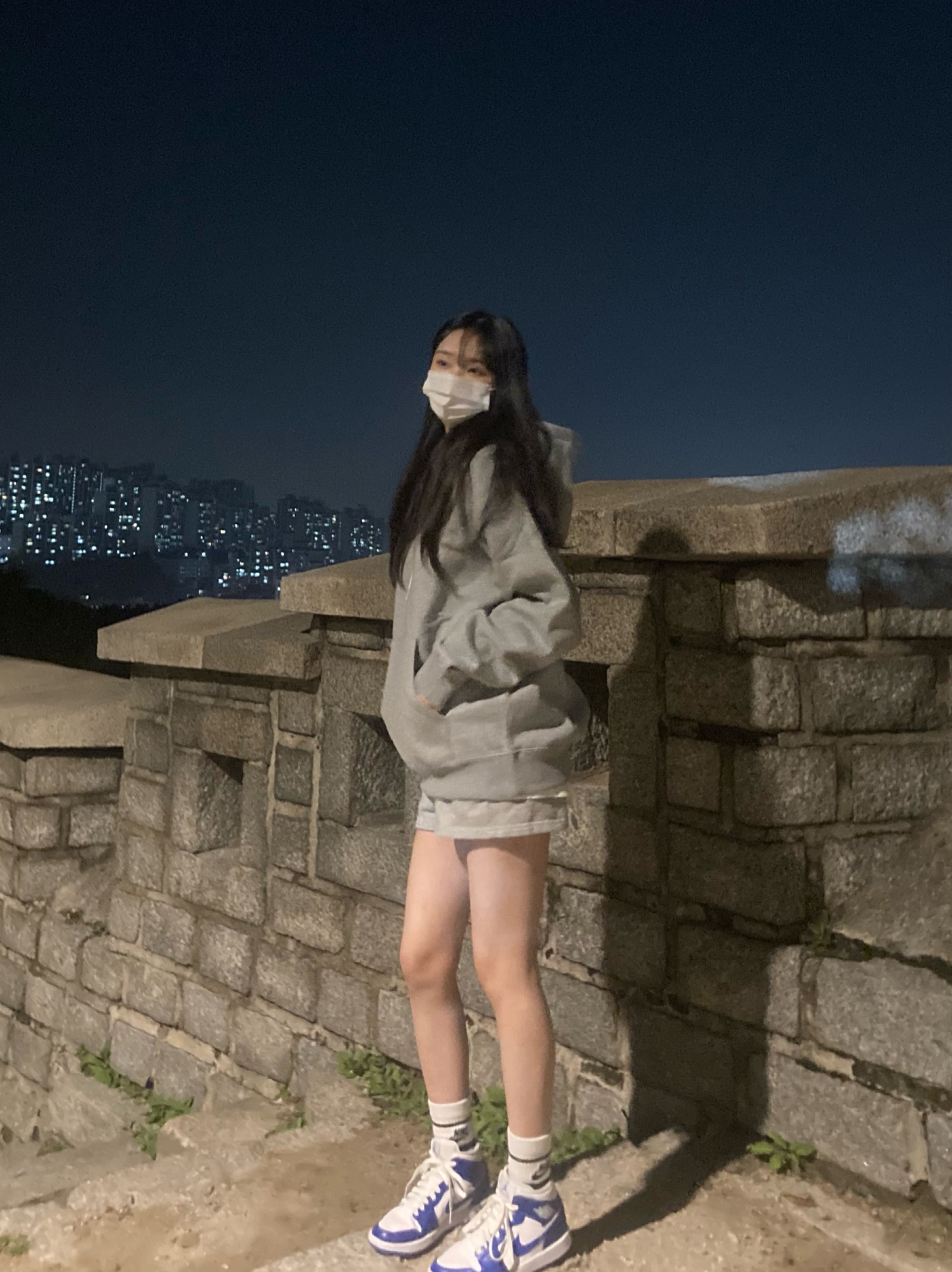 (W) Jordan 1 Mid White Hyper Royal, Nike NRG Solo Swoosh Fleece Hoodie Dark Grey Heather - US/EU 착용 스타일 - 1