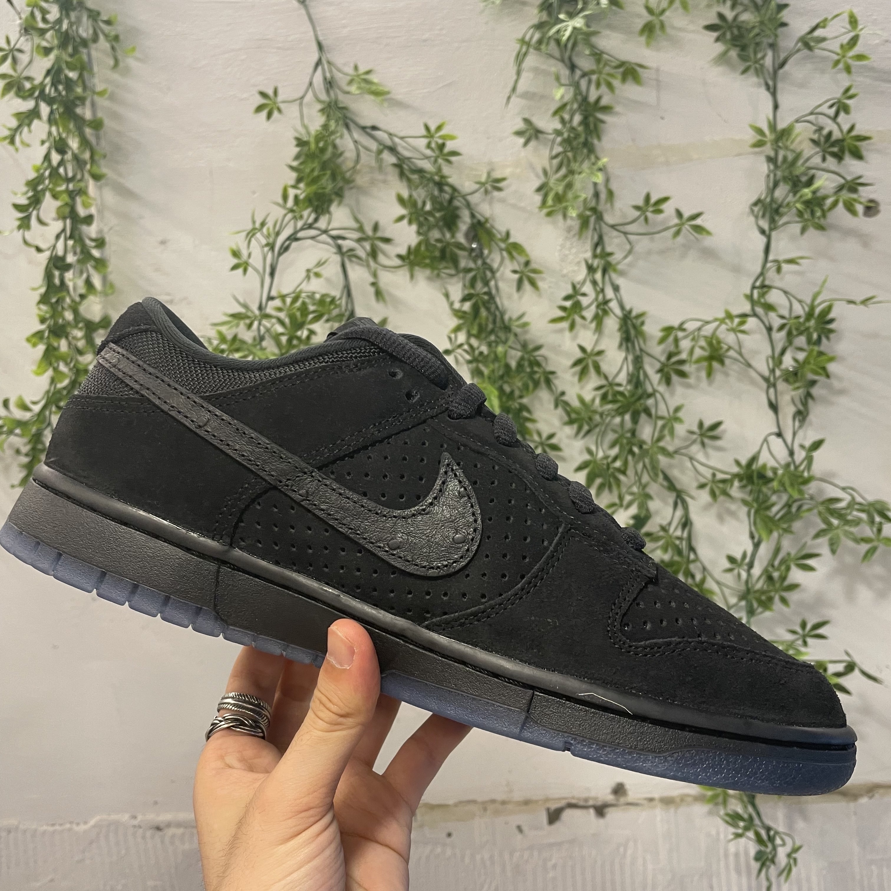 Nike x Undefeated Dunk Low SP 5 On It Black 착용 스타일 - 2