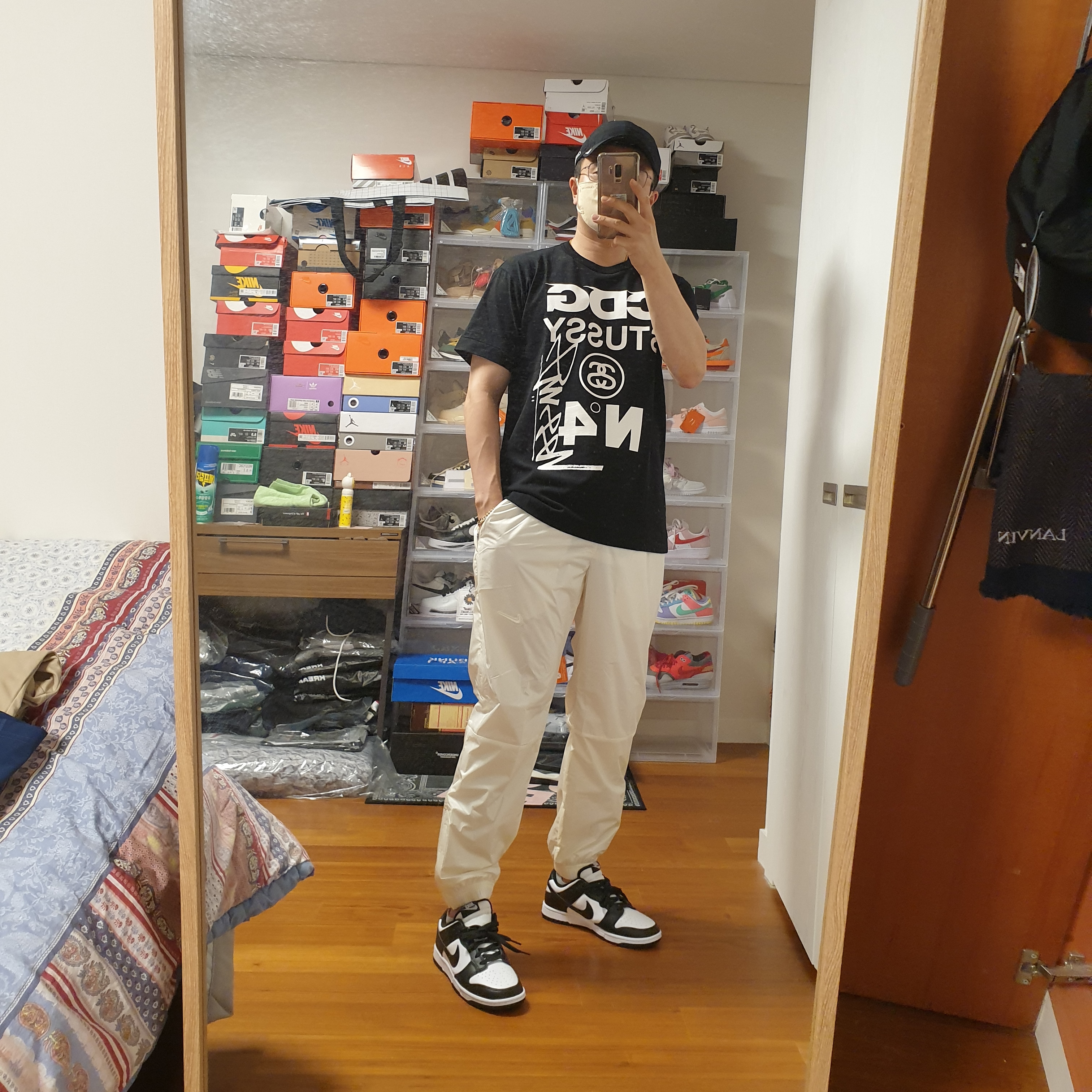 CDG x Stussy T-Shirt Black, Nike x Drake Nocta Golf Pants Sail - Asia 착용 스타일 - 1