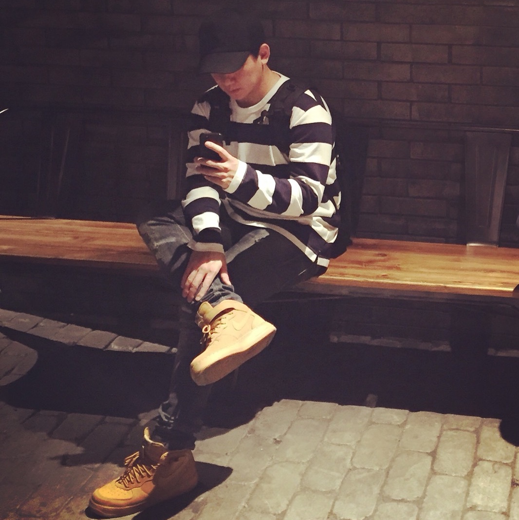 Nike Air Force 1 Mid Flax and Outdoor Green 착용 스타일