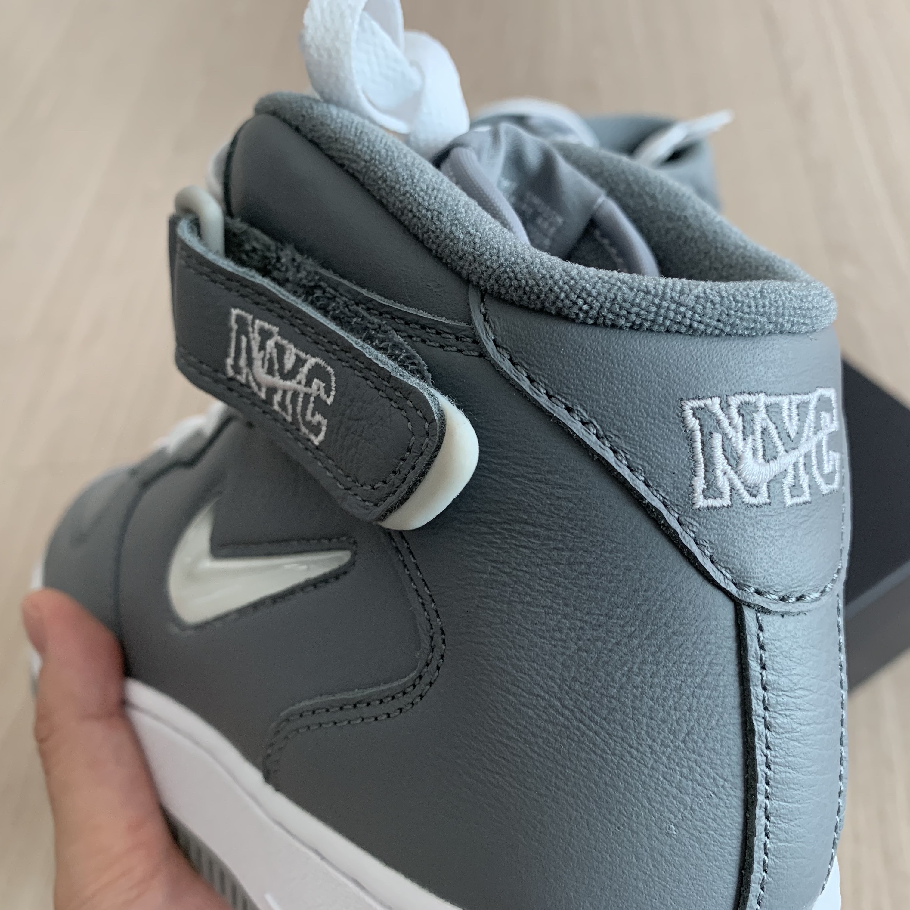 Nike Air Force 1 Mid QS NYC Cool Grey 착용 스타일 - 4