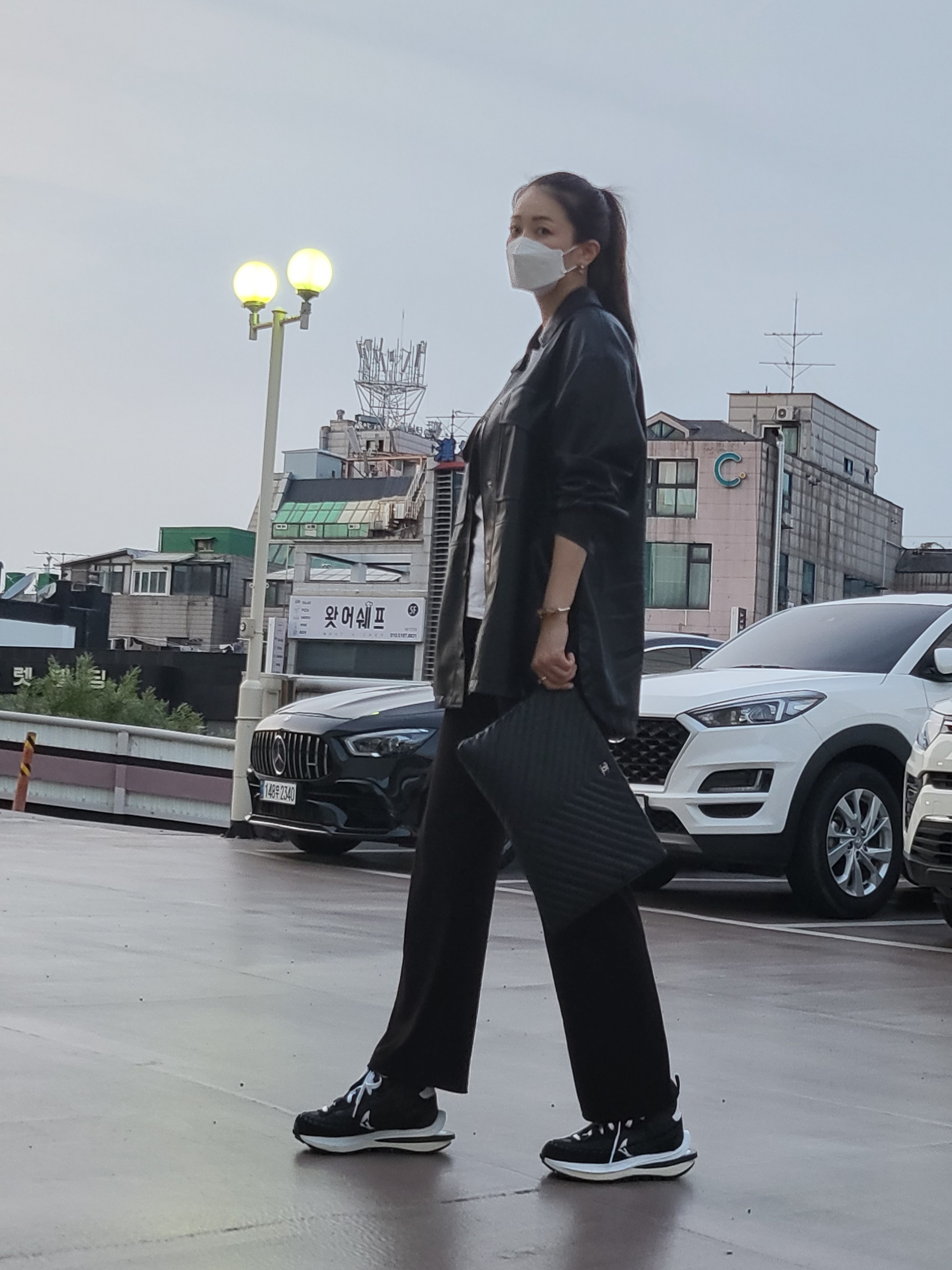 Nike x Sacai x Jean Paul Gaultier VaporWaffle Black White 착용 스타일 - 3