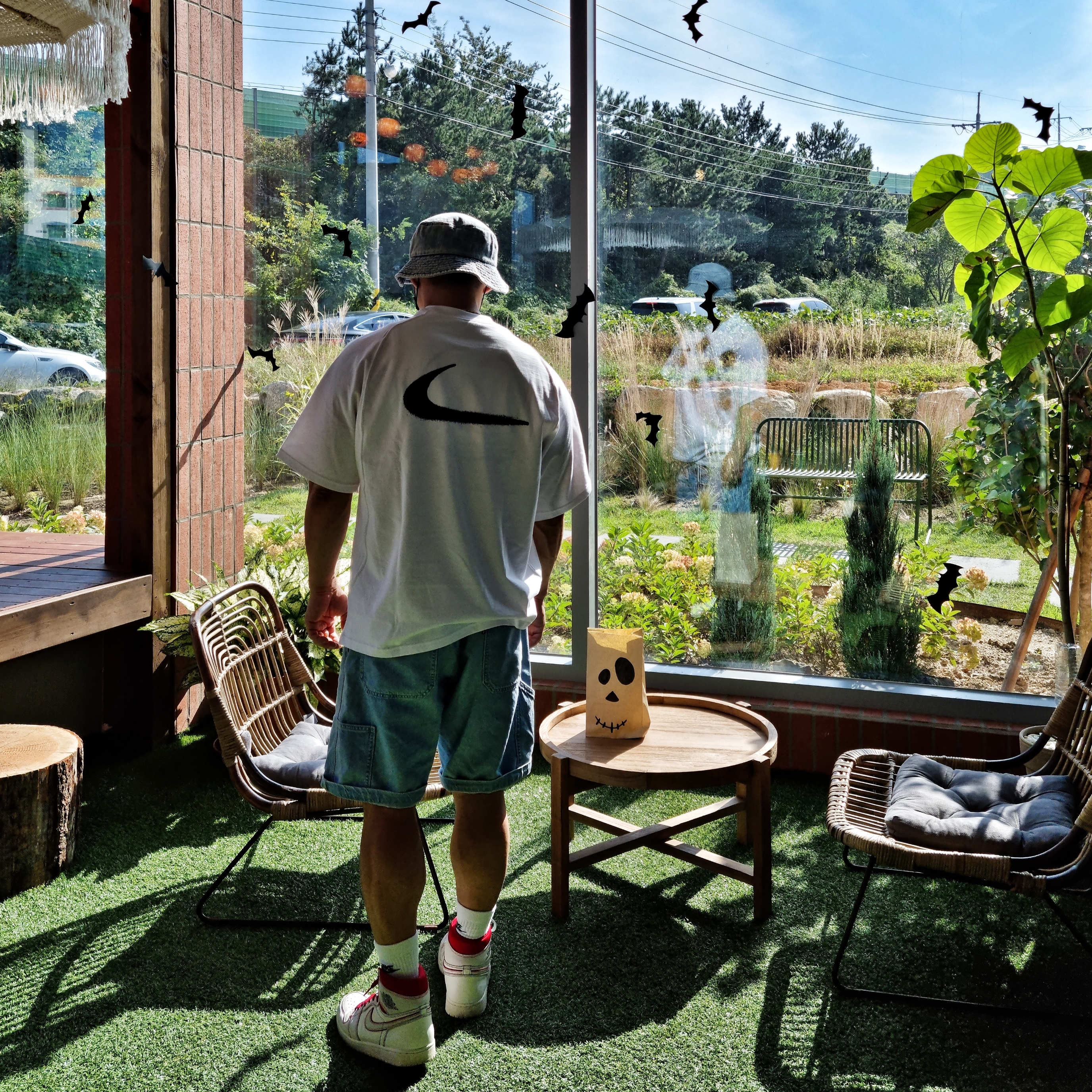Nike x Off-White NRG Short Sleeve T-Shirt White, Jordan 1 Retro High Phantom Gym Red 착용 스타일 - 2