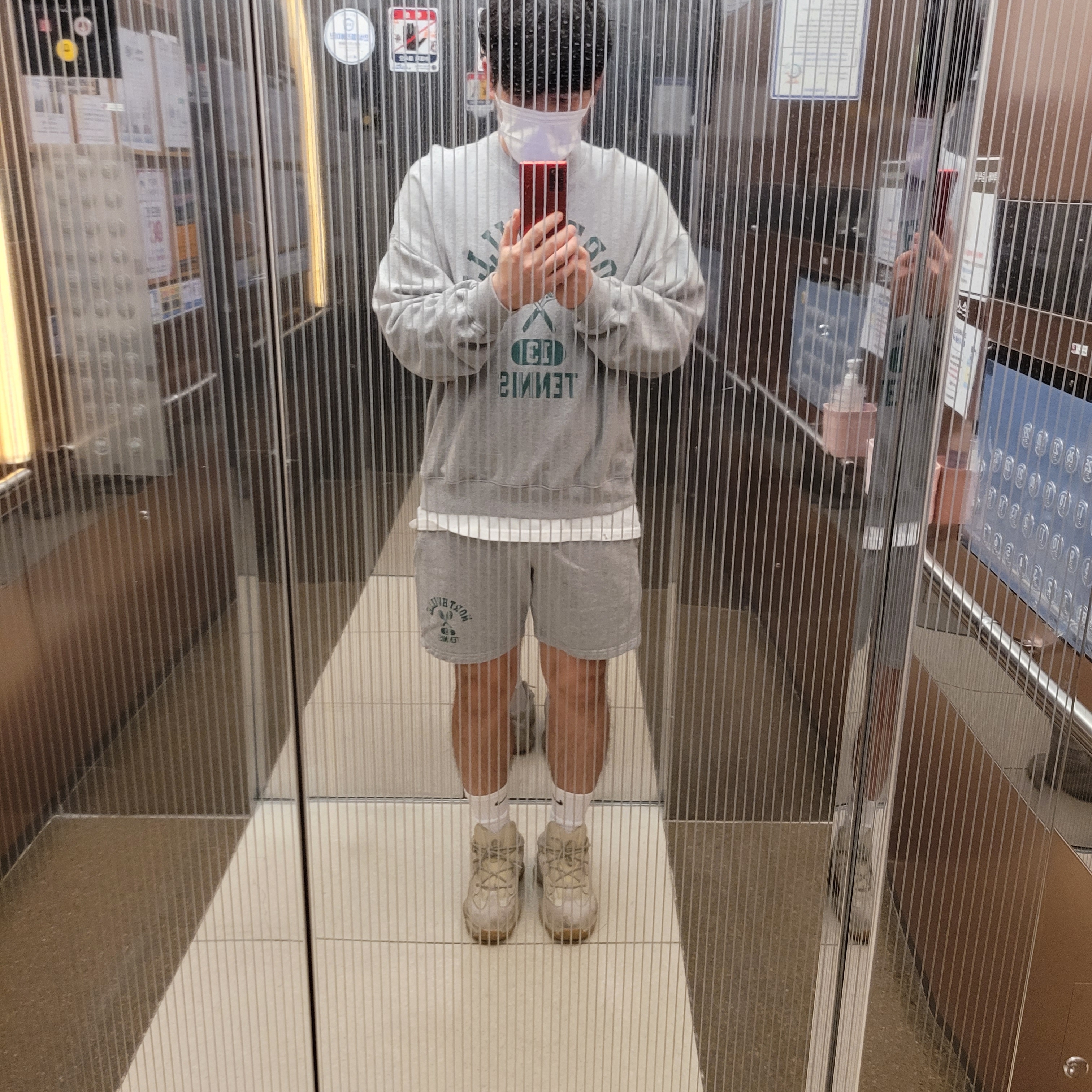 Adidas Yeezy 500 Taupe Light 착용 스타일