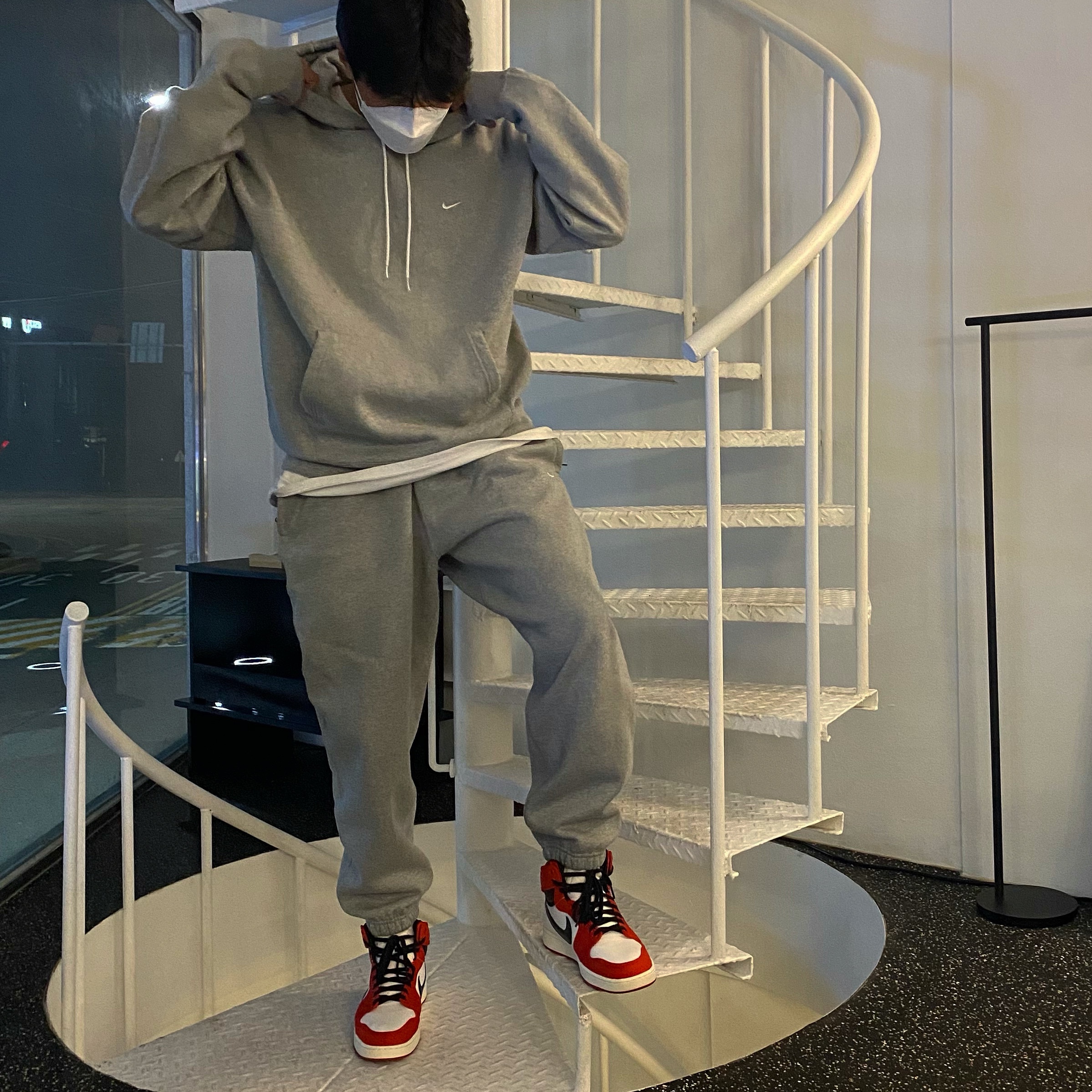 Jordan 1 KO Chicago 2021, Nike NRG Solo Swoosh Fleece Hoodie Dark Grey Heather - US/EU 착용 스타일