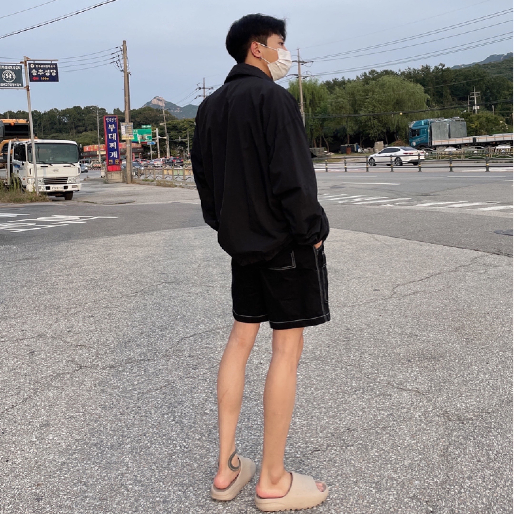Adidas Yeezy Slide Pure 착용 스타일