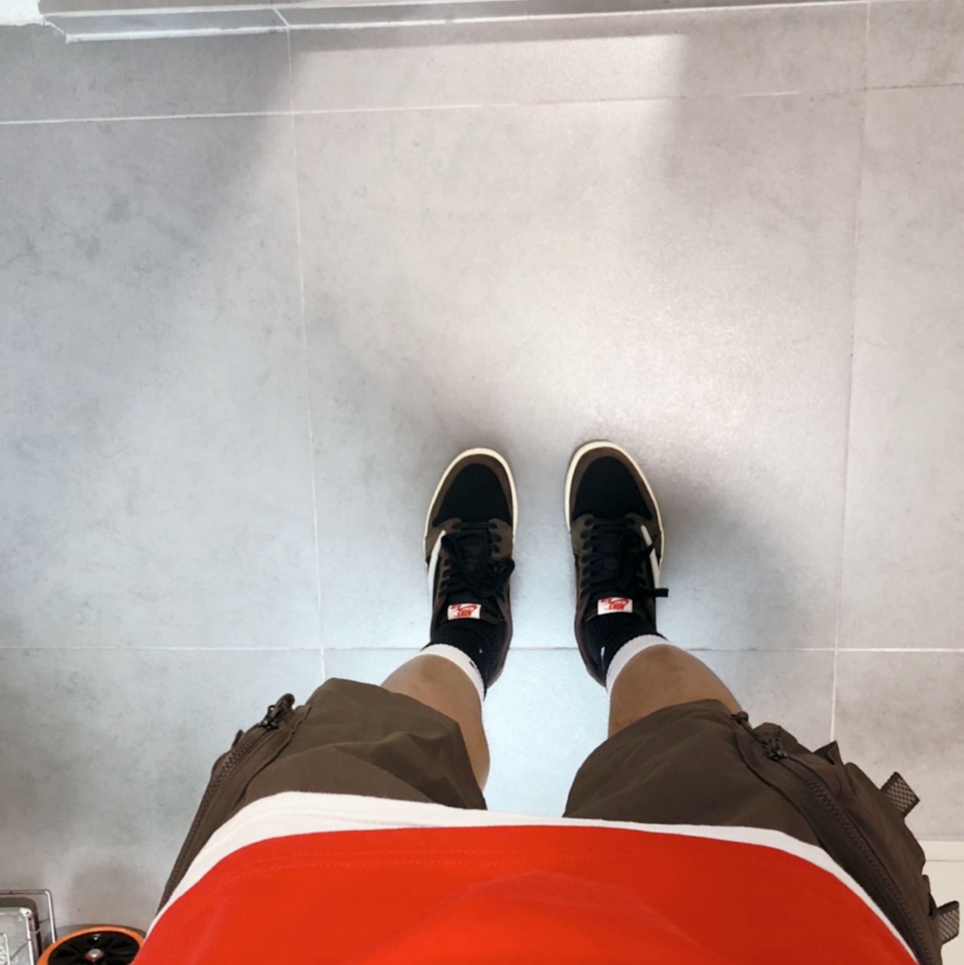 Jordan 1 x Travis Scott Retro Low OG SP Mocha, Nike ACG Cargo Shorts Ironstone - Asia 착용 스타일 - 3