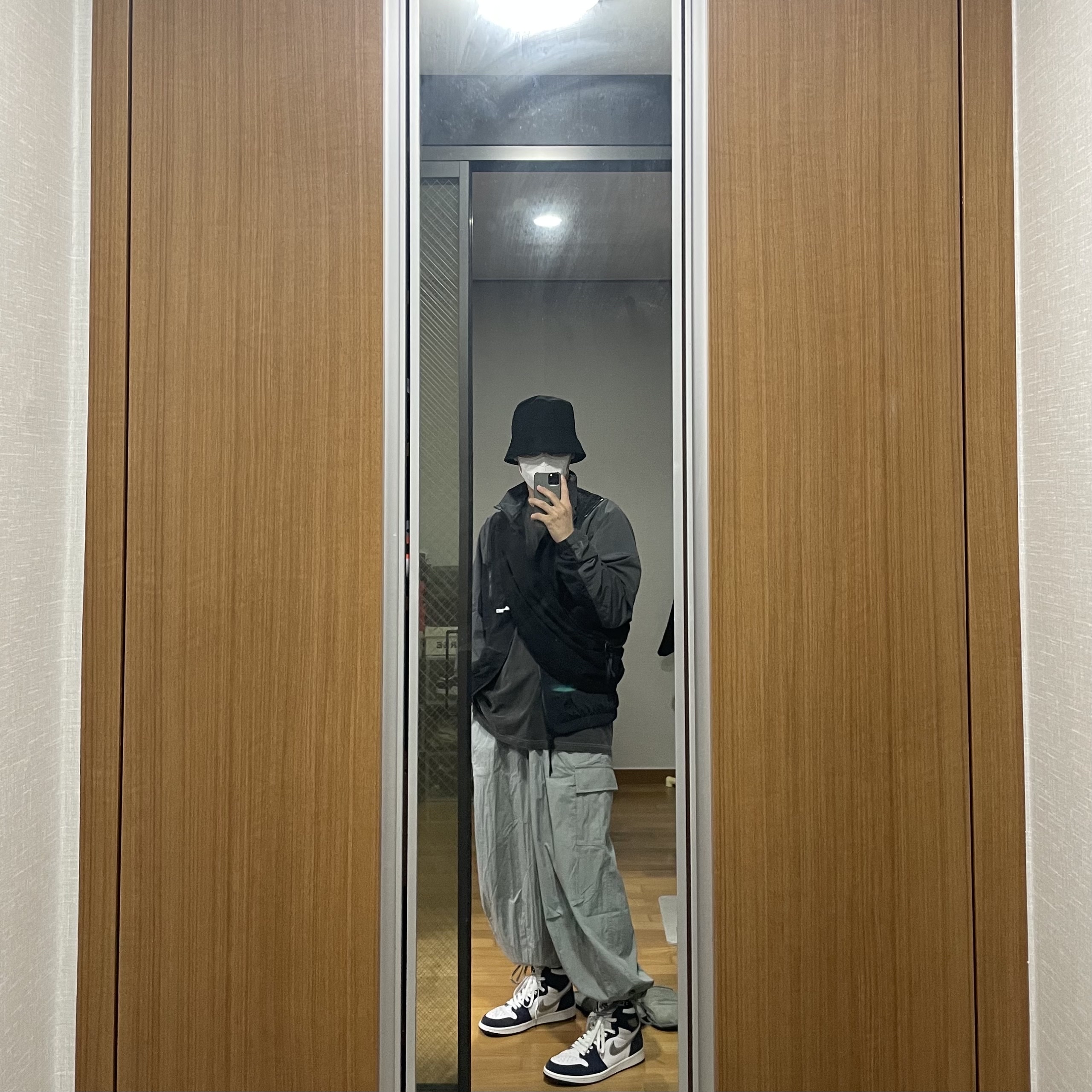 Jordan 1 Retro High OG CO.JP Midnight Navy, IAB Studio Pigment T-Shirt Black 착용 스타일
