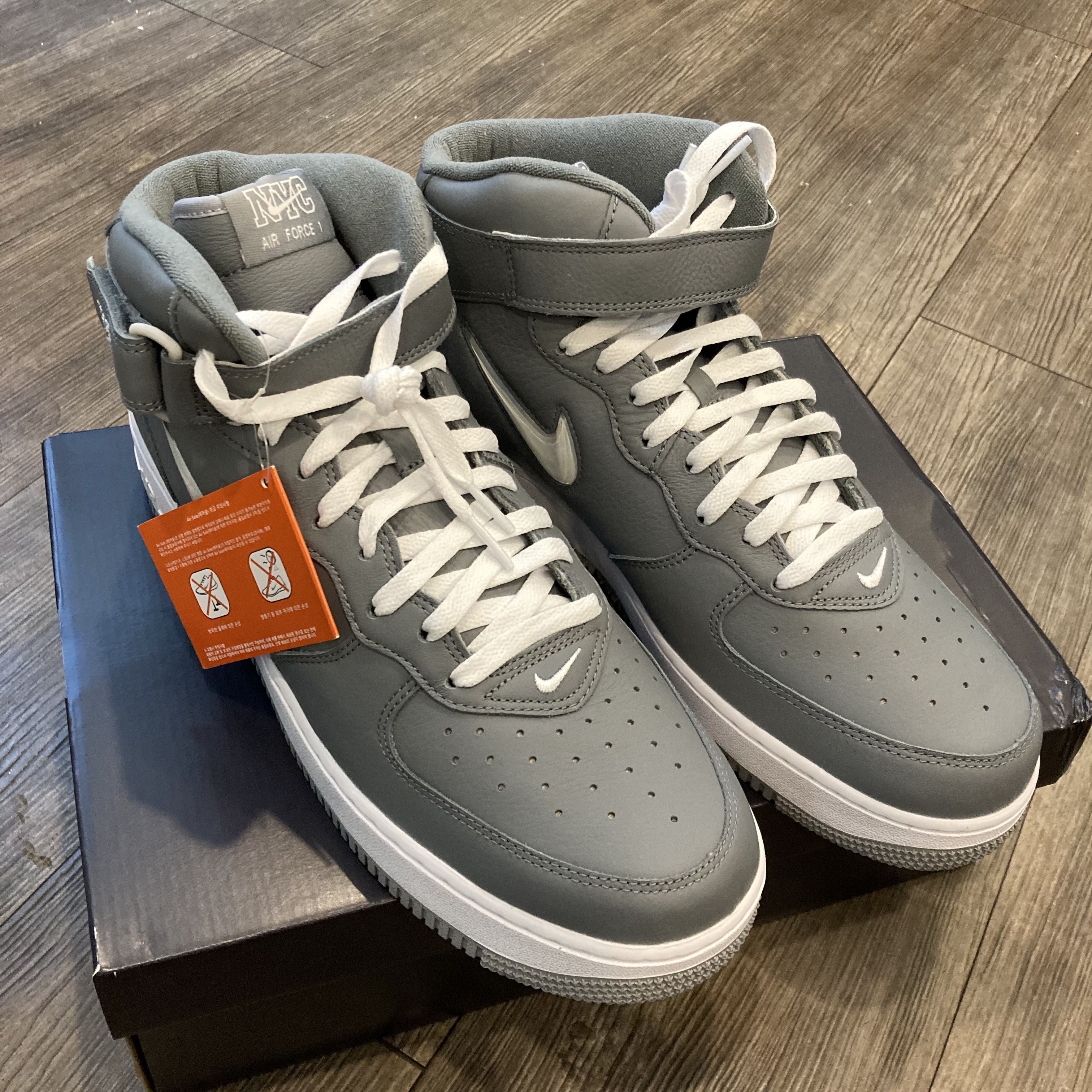 Nike Air Force 1 Mid QS NYC Cool Grey 착용 스타일