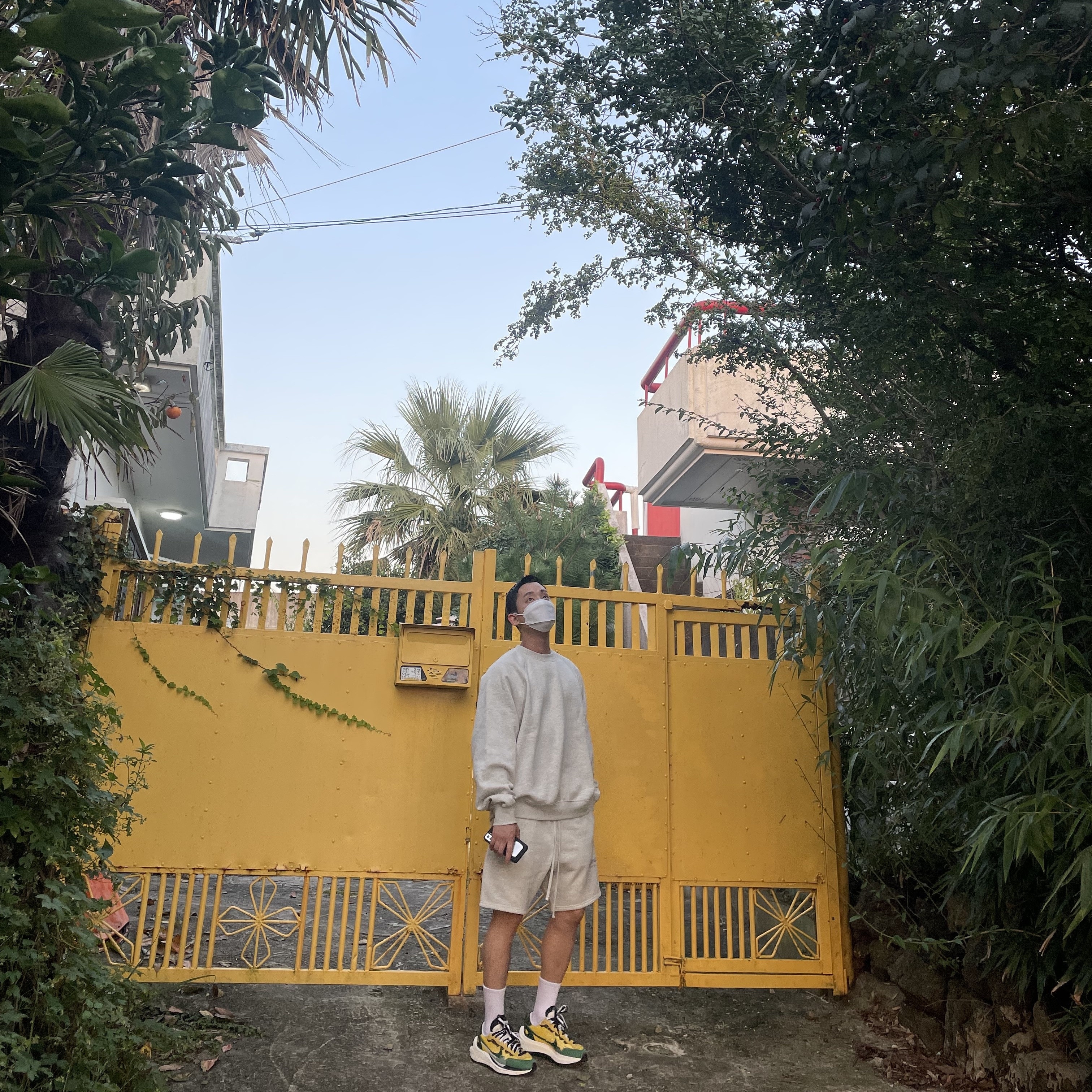 Nike x Sacai VaporWaffle Tour Yellow & Gorge Green Sail, Essentials Sweatshorts Oatmeal - 21SS 착용 스타일