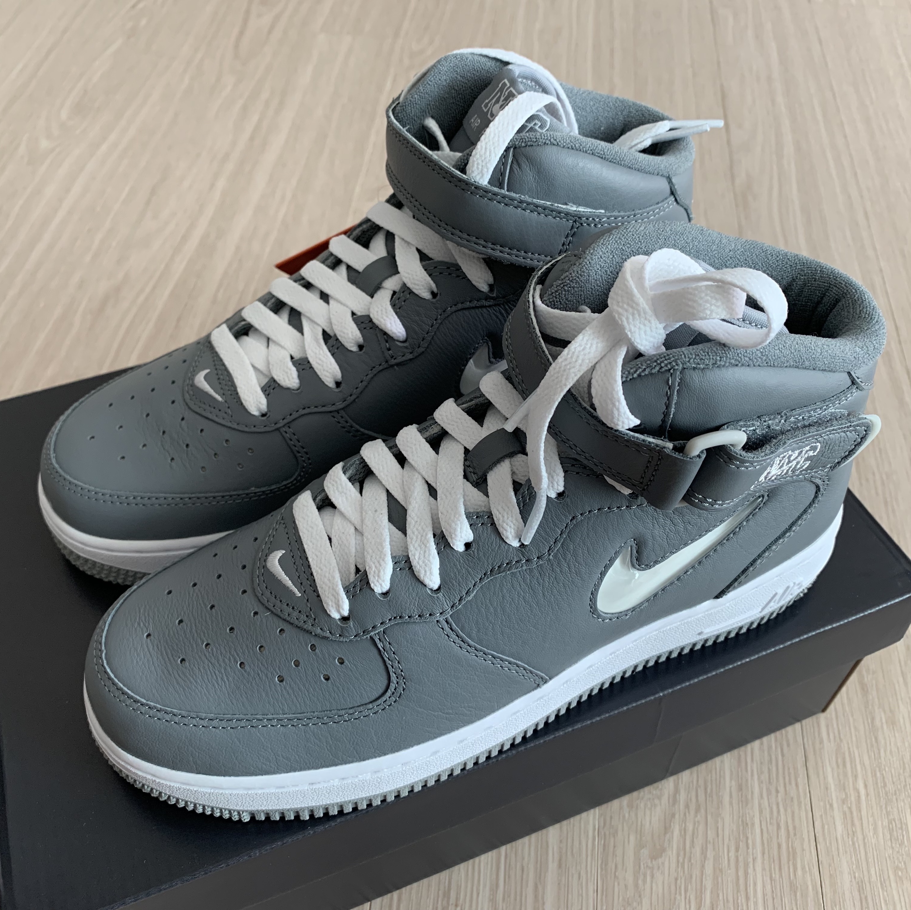 Nike Air Force 1 Mid QS NYC Cool Grey 착용 스타일 - 1