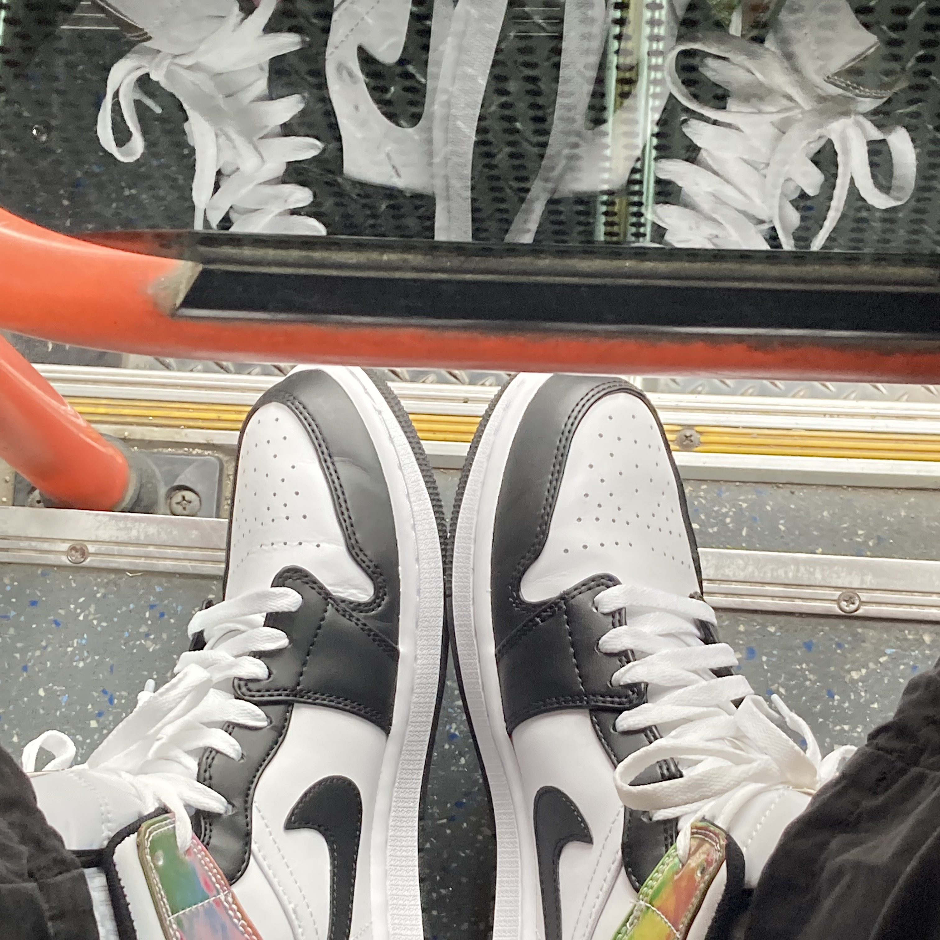 Jordan 1 Mid SE Heat Reactive 착용 스타일