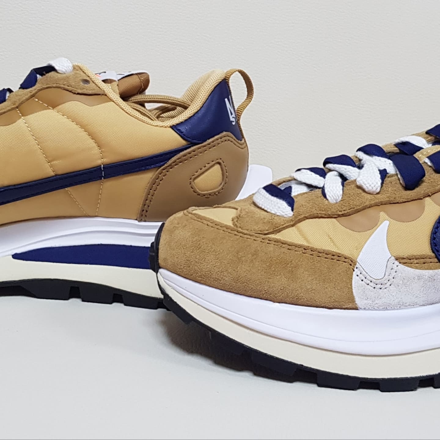 Nike x Sacai VaporWaffle Sesame and Blue Void 착용 스타일 - 3