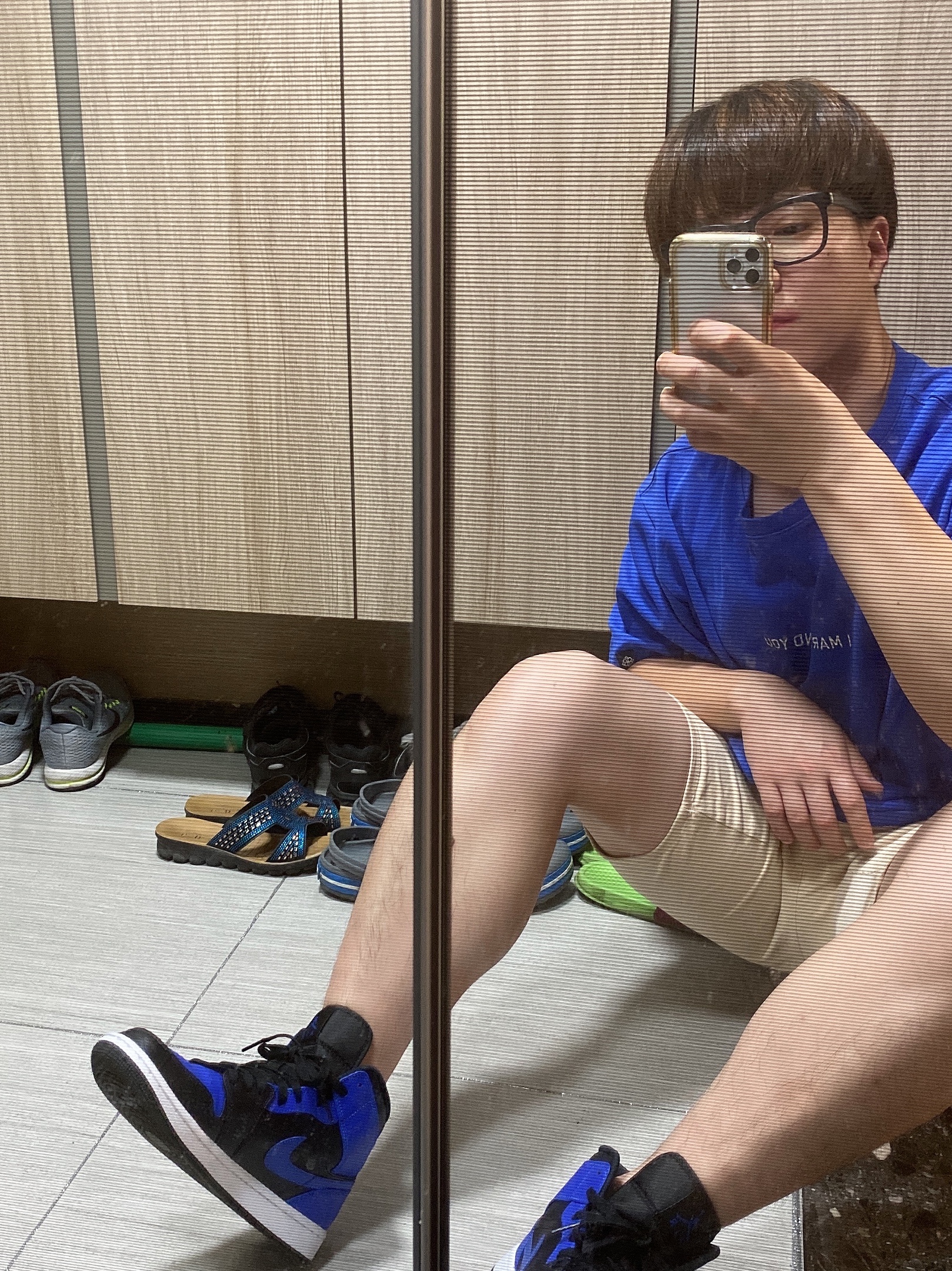 Jordan 1 Mid Black Hyper Royal 착용 스타일