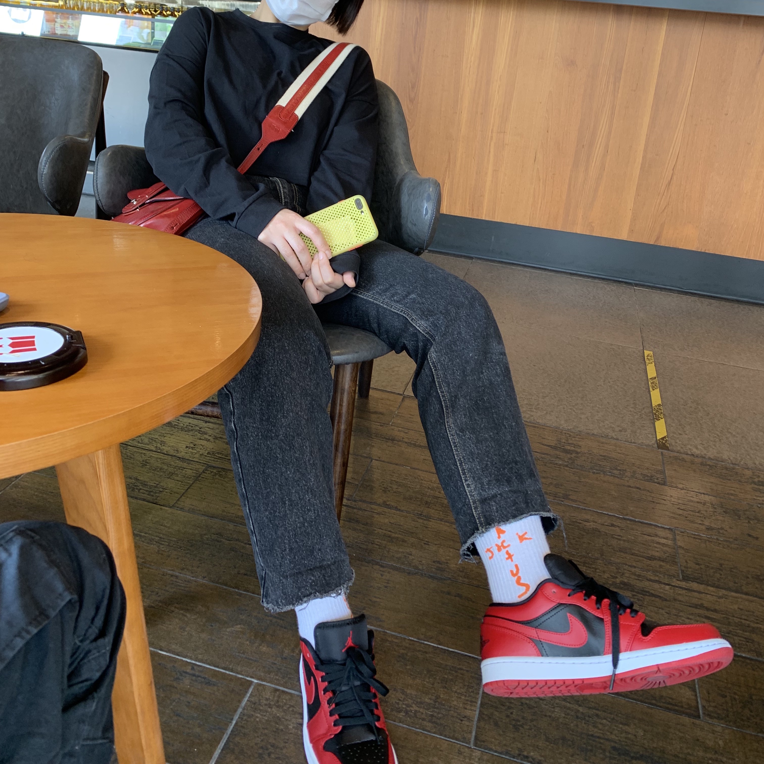 Jordan 1 Low Varsity Red 착용 스타일