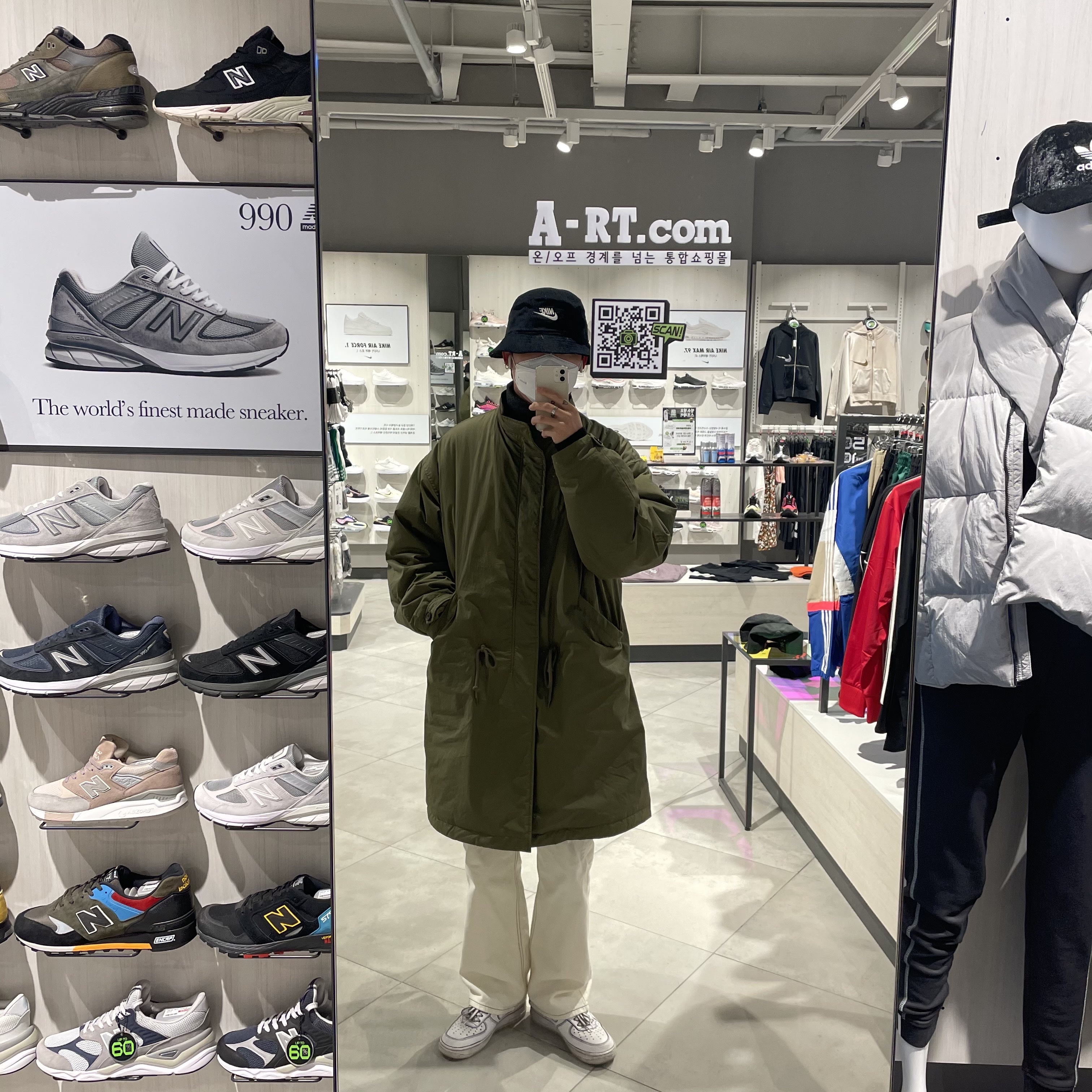Nike Air Force 1 '07 Low White, Nike Futura Corduroy Bucket Black 착용 스타일 - 1