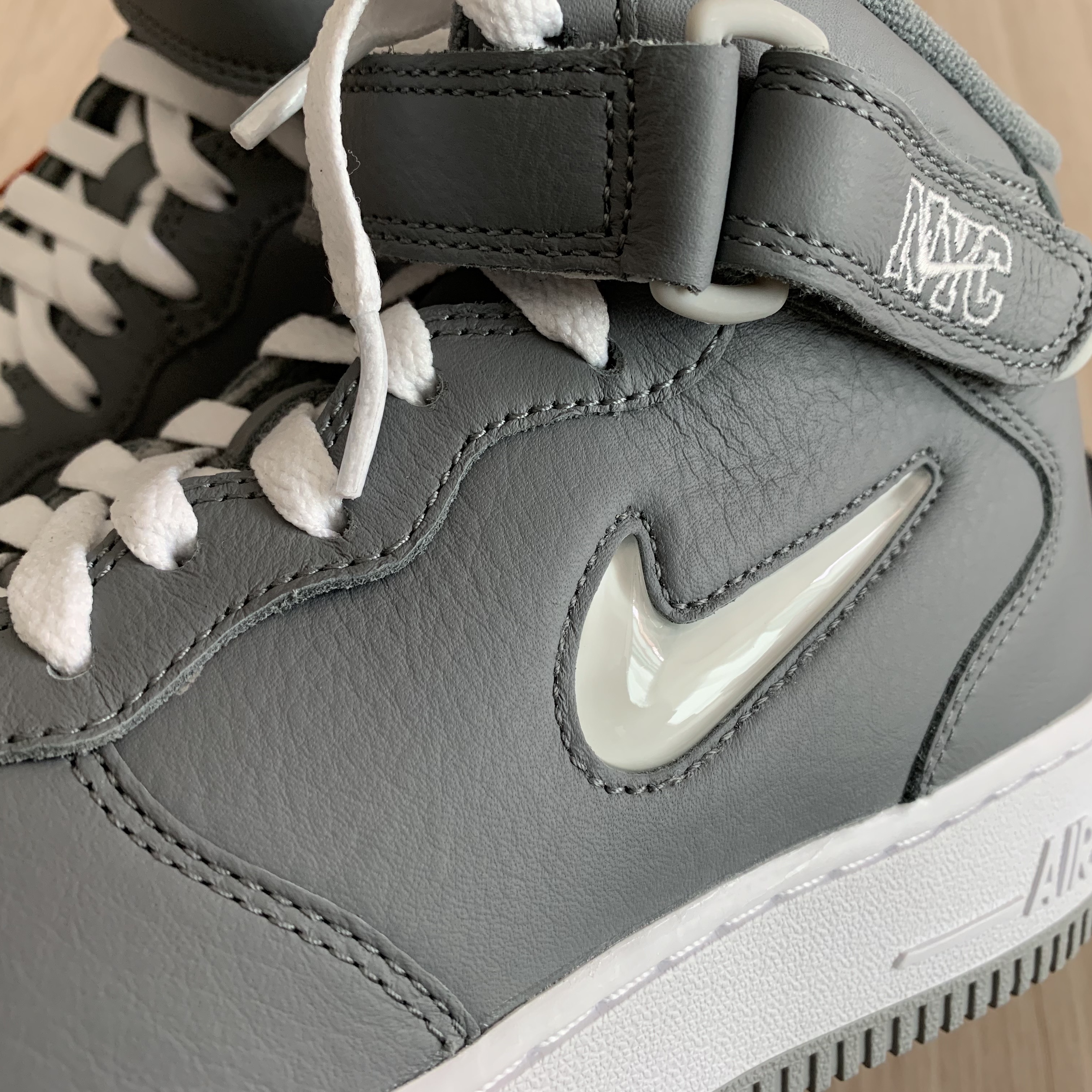 Nike Air Force 1 Mid QS NYC Cool Grey 착용 스타일 - 2