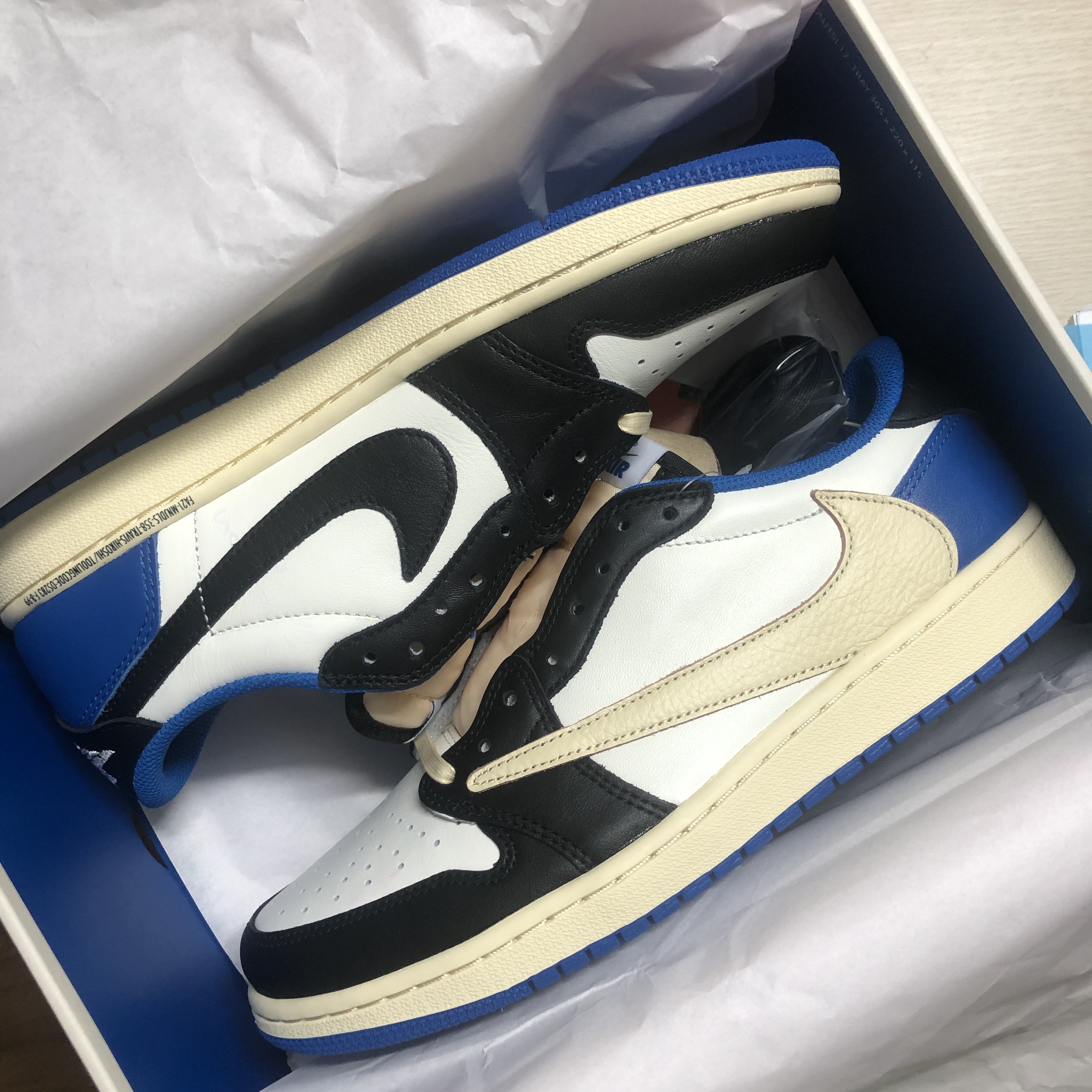 Jordan 1 x Travis Scott x Fragment Retro Low OG SP Military Blue 착용 스타일
