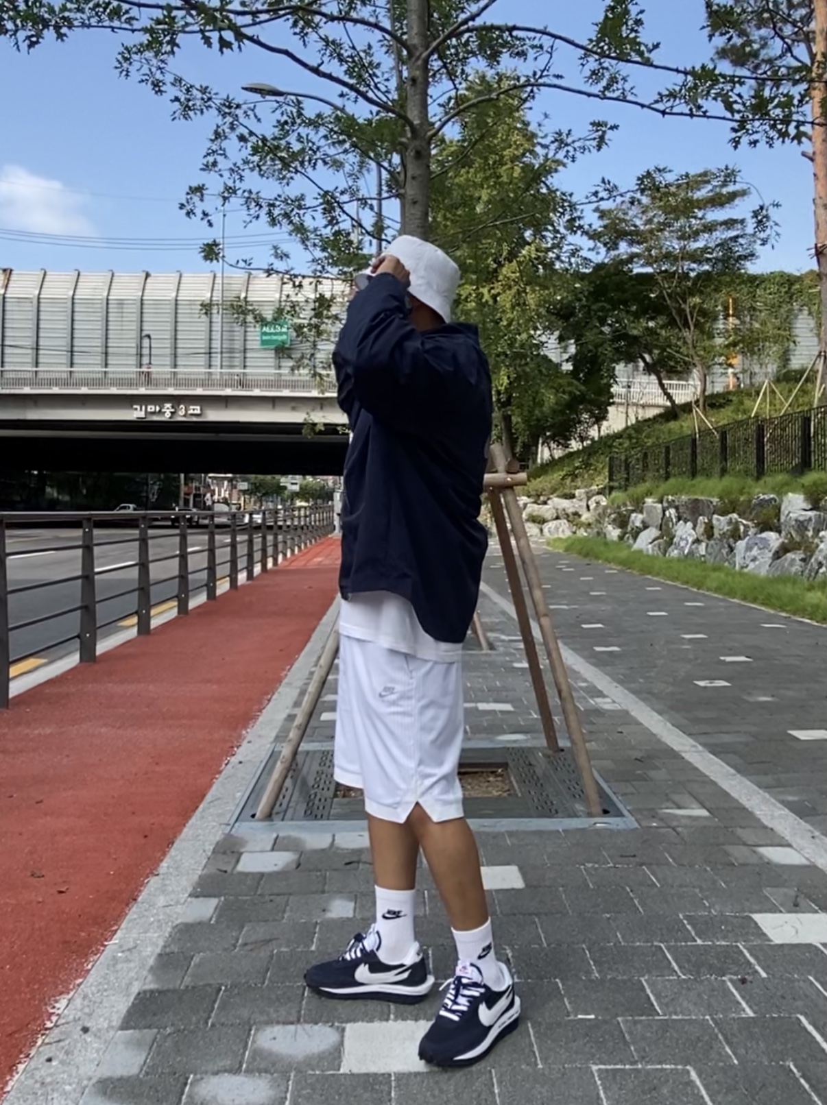 Nike x Kim Jones Bucket Hat White, Nike x Kim Jones Reversible Wind Breaker Navy - Asia 착용 스타일