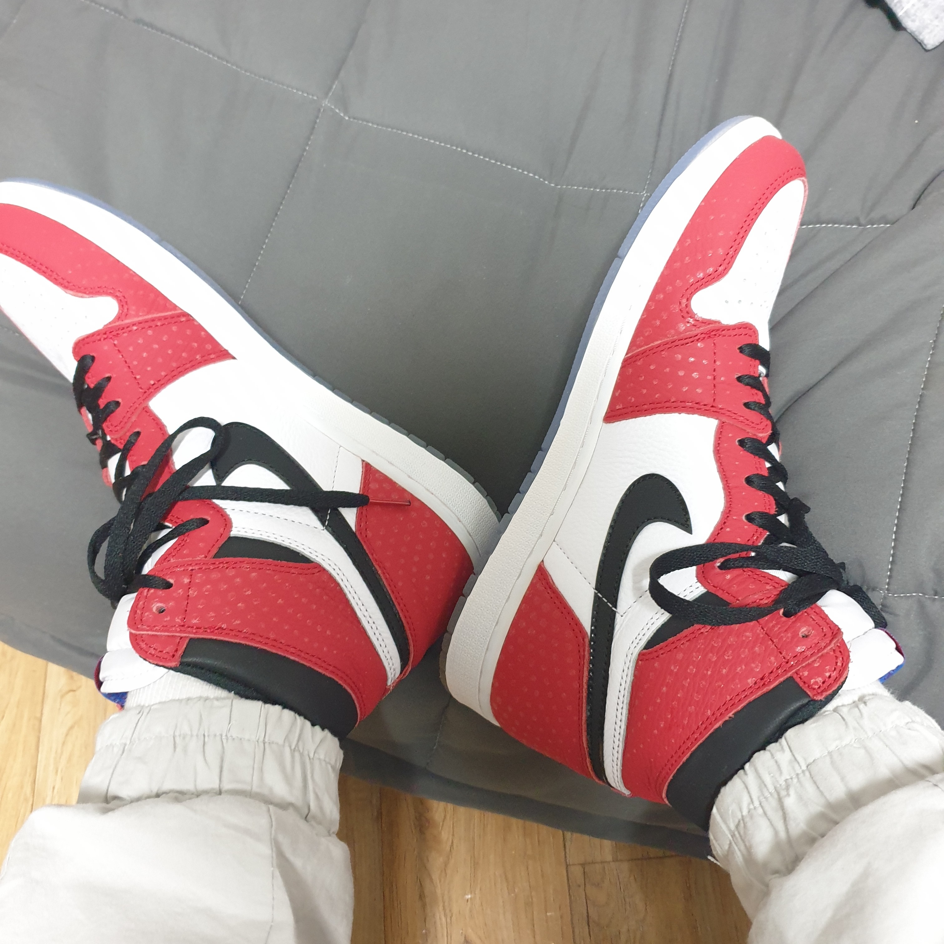 Jordan 1 Retro High Spider-Man Origin Story 착용 스타일 - 2