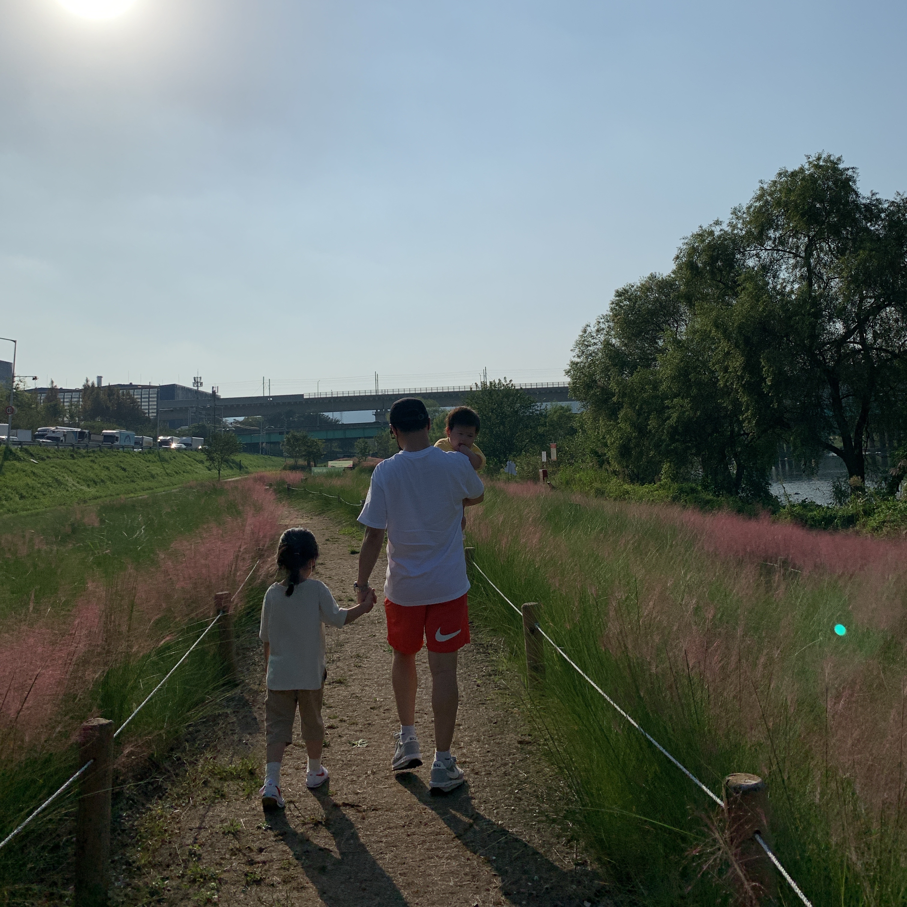 Nike x Sacai x Fragment LDWaffle Light Smoke Grey, Nike x Stussy Water Shorts Habanero Red 착용 스타일