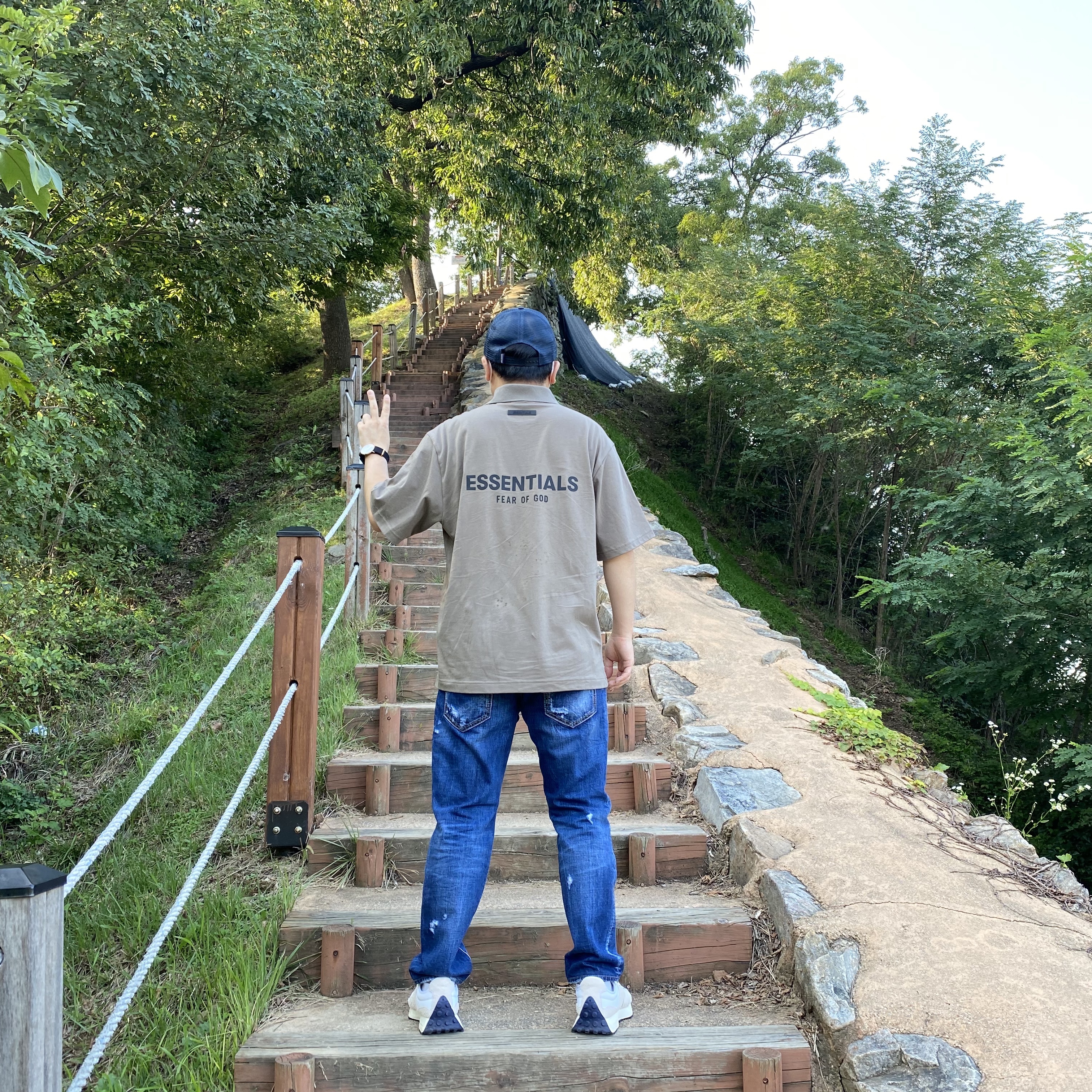 Essentials T-Shirt Taupe - 21SS, New Balance 327 Moonbeam White 착용 스타일